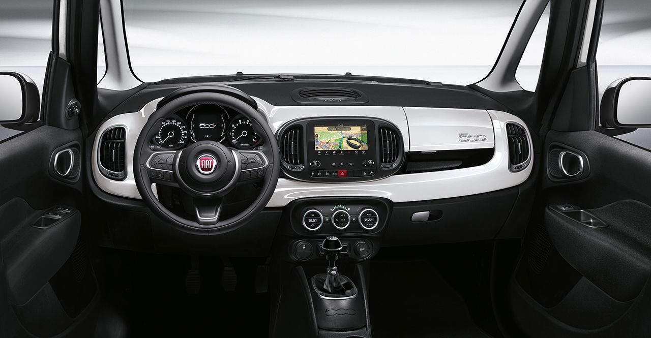 Innenraum eines Fiat-Autos mit modernem Armaturenbrett, multifunktionalem Lenkrad und Touchscreen-Display auf der Mittelkonsole.