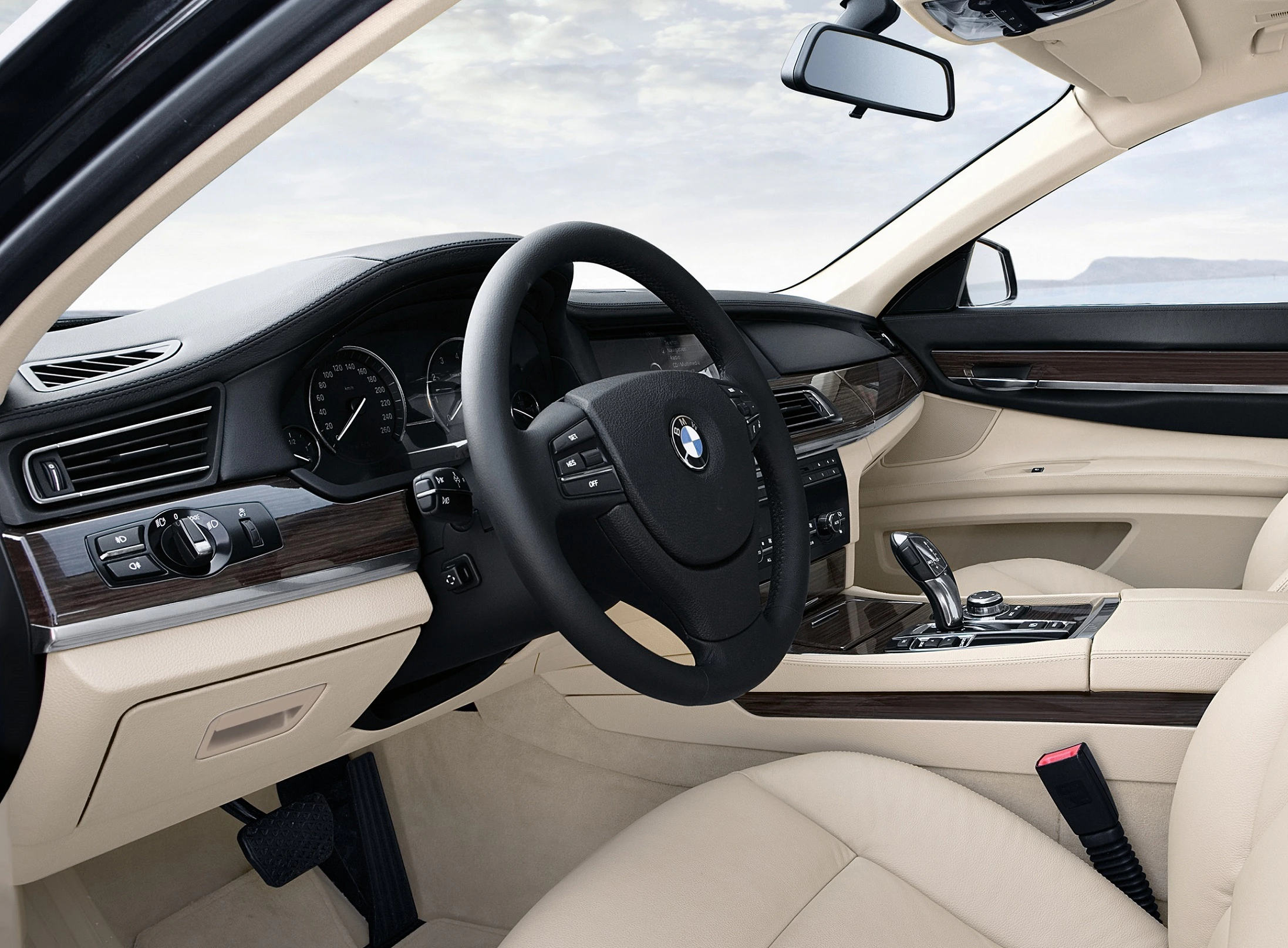 BMW 7er Limousine F01 Innenansicht statisch Vordersitze und Armaturenbrett fahrerseitig