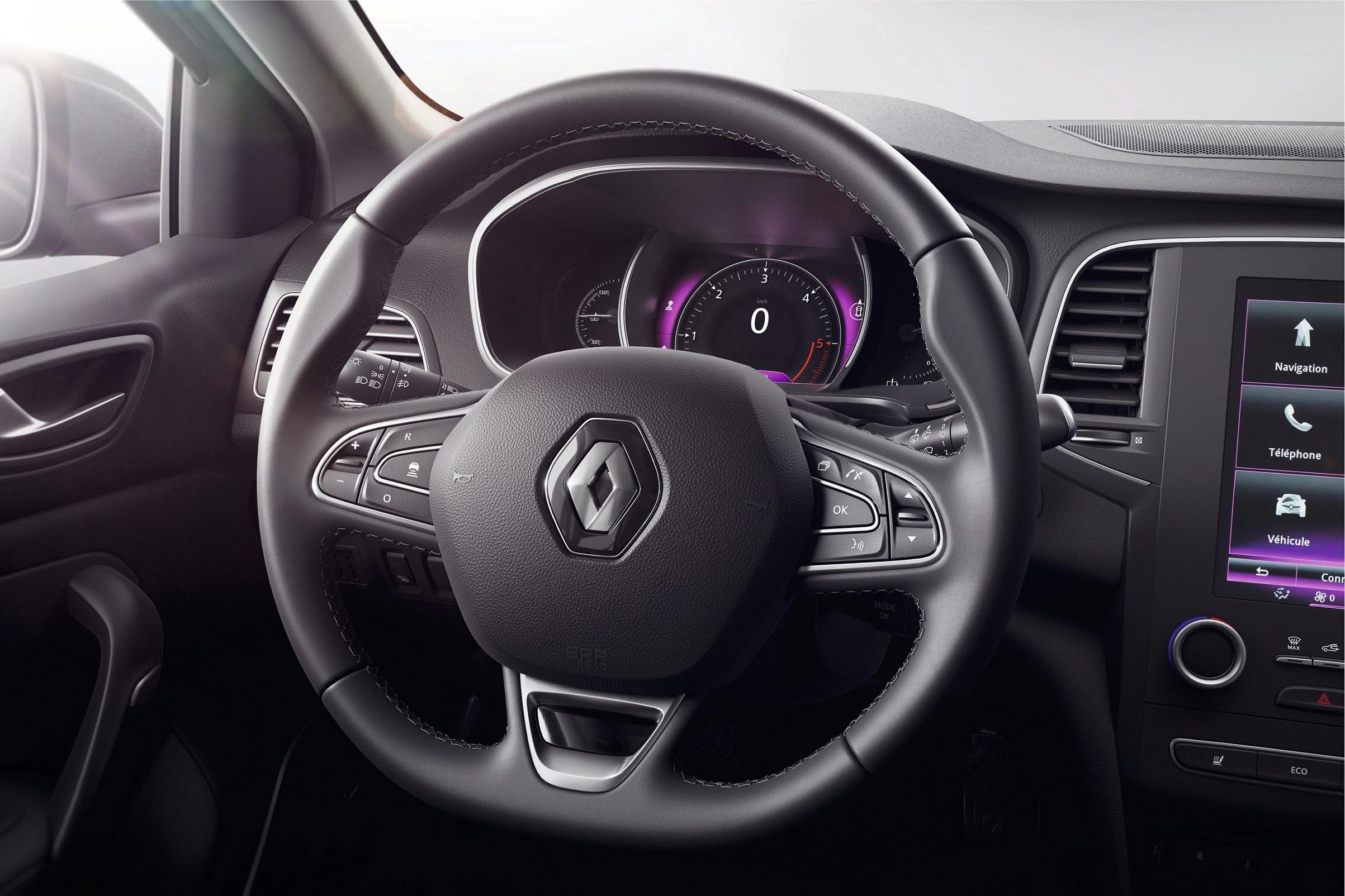 Lenkrad eines Renaults mit tachogleichen Instrumentenanzeigen und einem zentralen Bedienbildschirm auf der rechten Seite der Mittelkonsole.