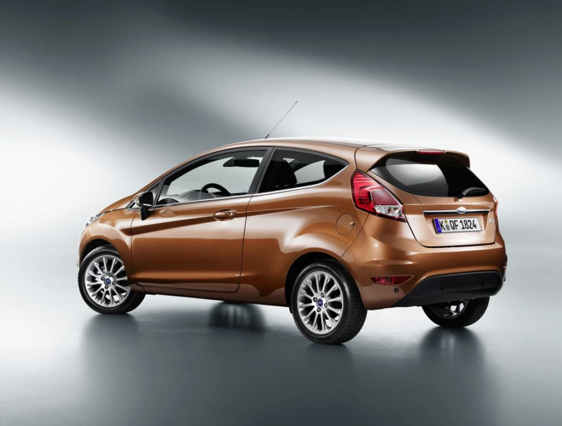 Ford Fiesta JA8 Dreitürer Ausenansicht Seite schräg Studio statisch bronze