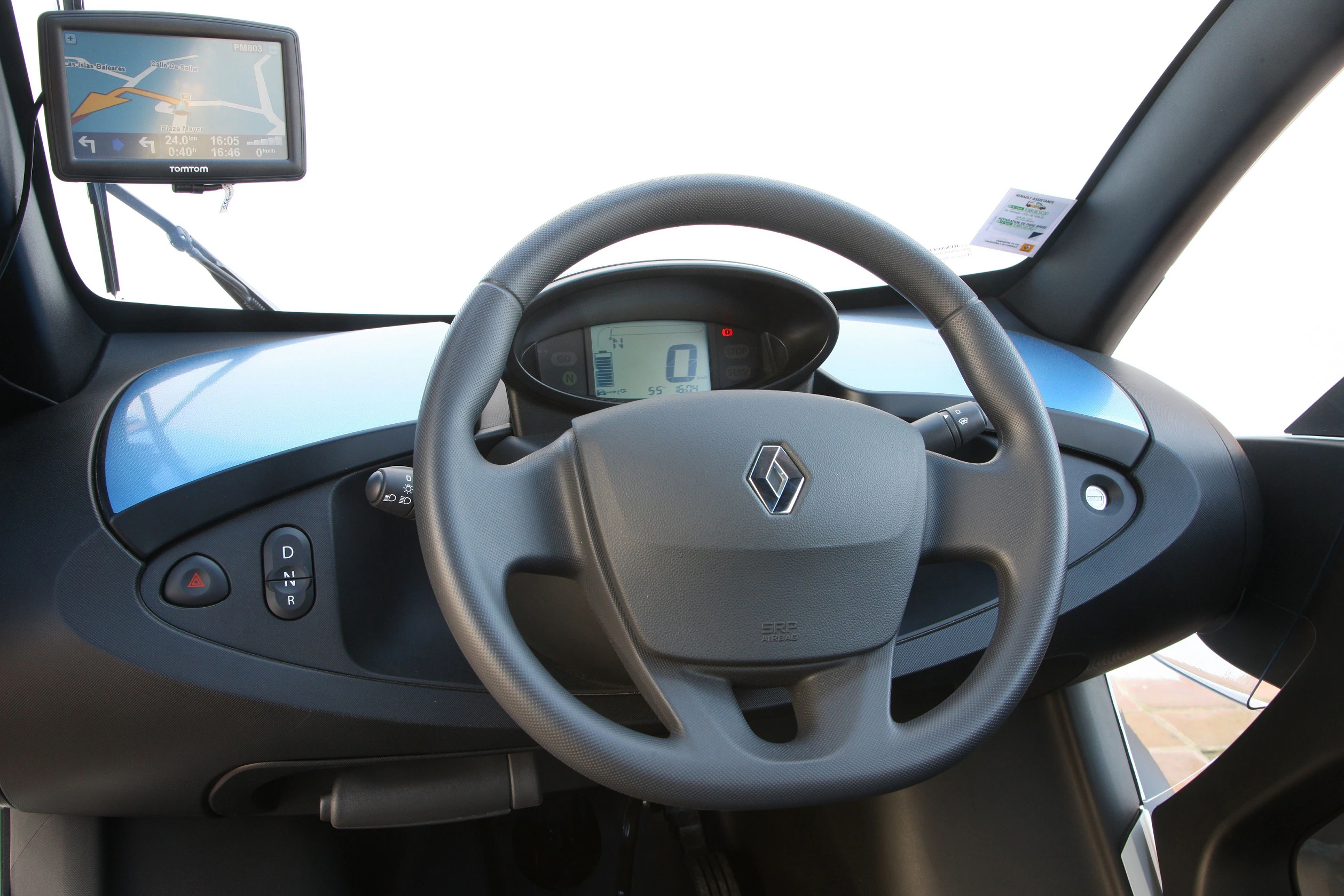 Lenkrad eines Renault-Autos mit Fahrmodus-Schalter und eingebautem Navigationssystem, modernes Interieur-Design.