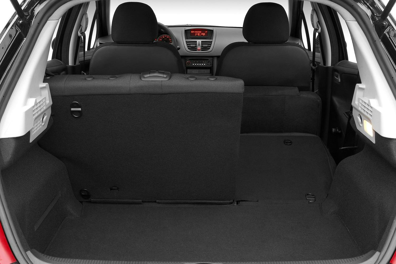 Peugeot 207 W Fünftürer Innenansicht statisch Studio Kofferraum Rücksitze 1/3 umgeklappt