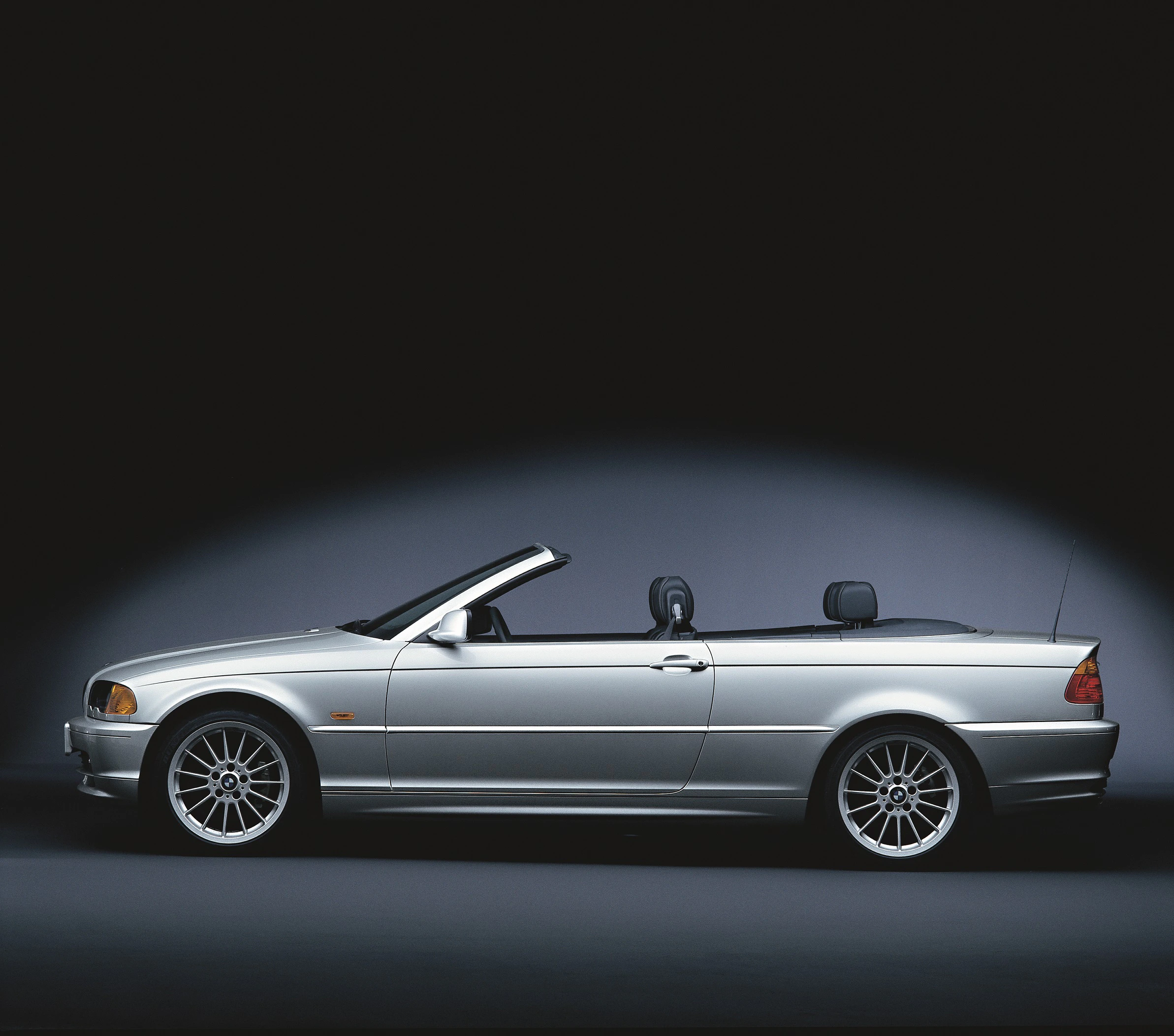 BMW 3er Cabriolet E46 Aussenansicht Seite statisch Studio silber