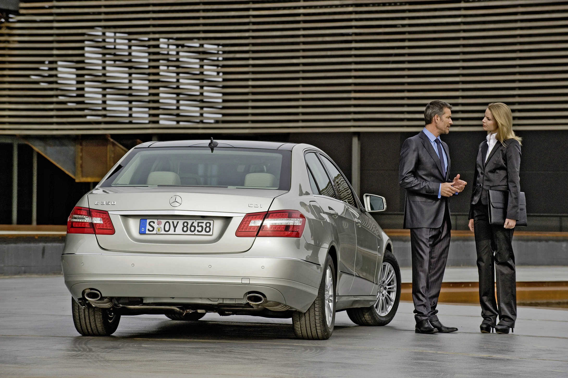 Mercedes E-Klasse W212 Aussenansicht Heck statisch silber