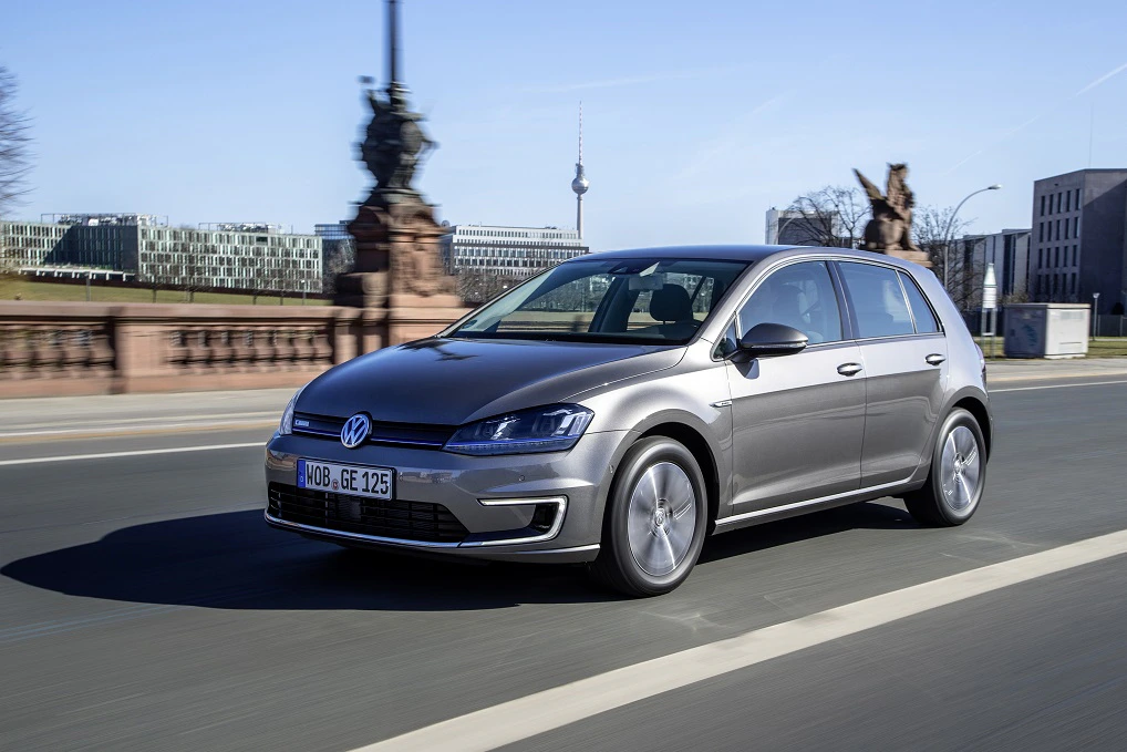 VW Golf 7 e-Golf Aussenansicht Front schräg dynamisch grau
