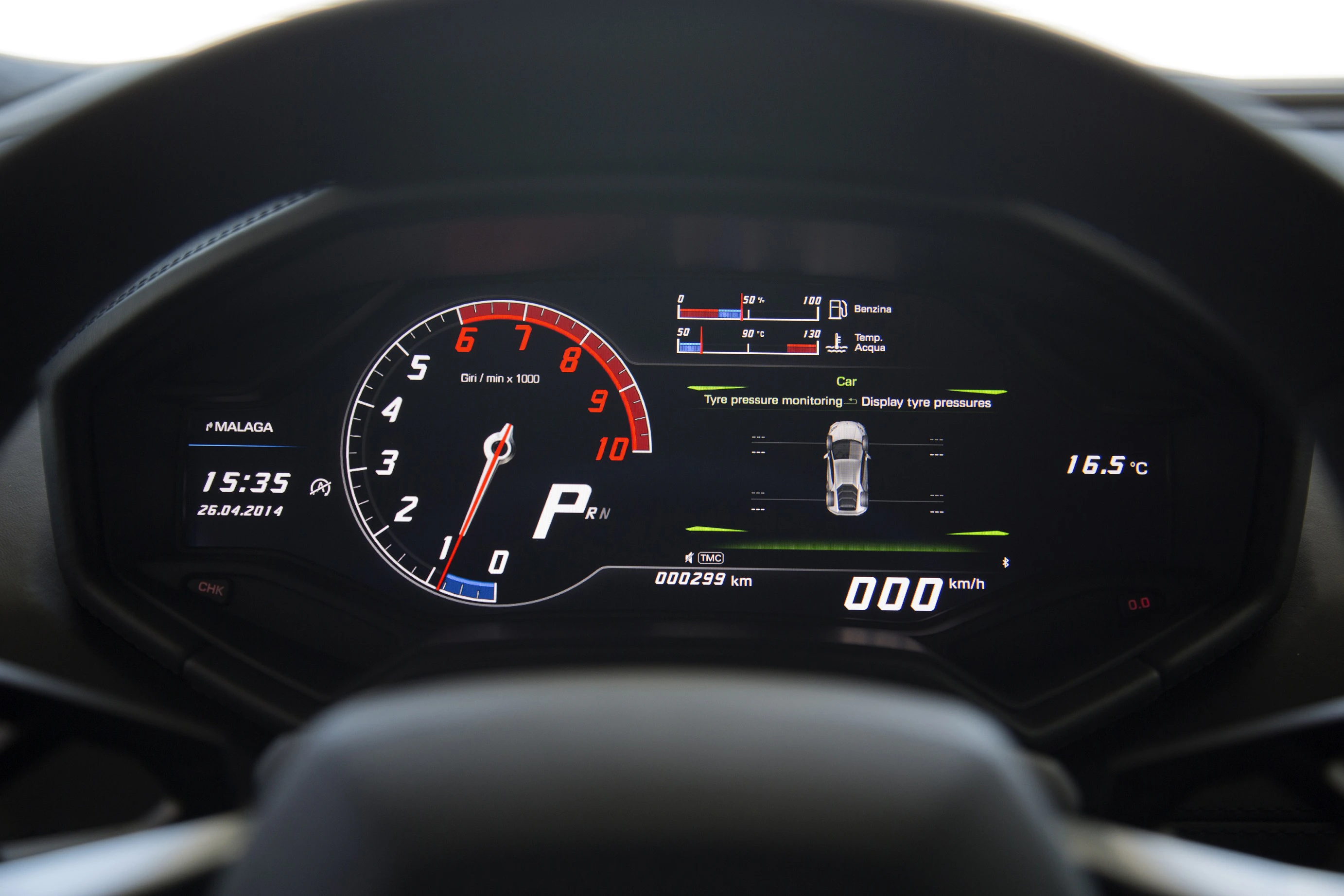 Armaturenbrett eines Autos mit digitalem Tacho, Drehzahlmesser und Reifendruckanzeige. Anzeige zeigt 000 km/h, Temperatur 16,5°C.