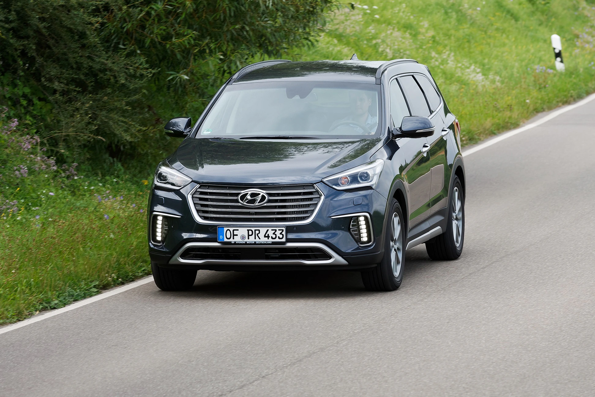 Hyundai Grand Santa Fe DM Aussenansicht Front dynamisch blau