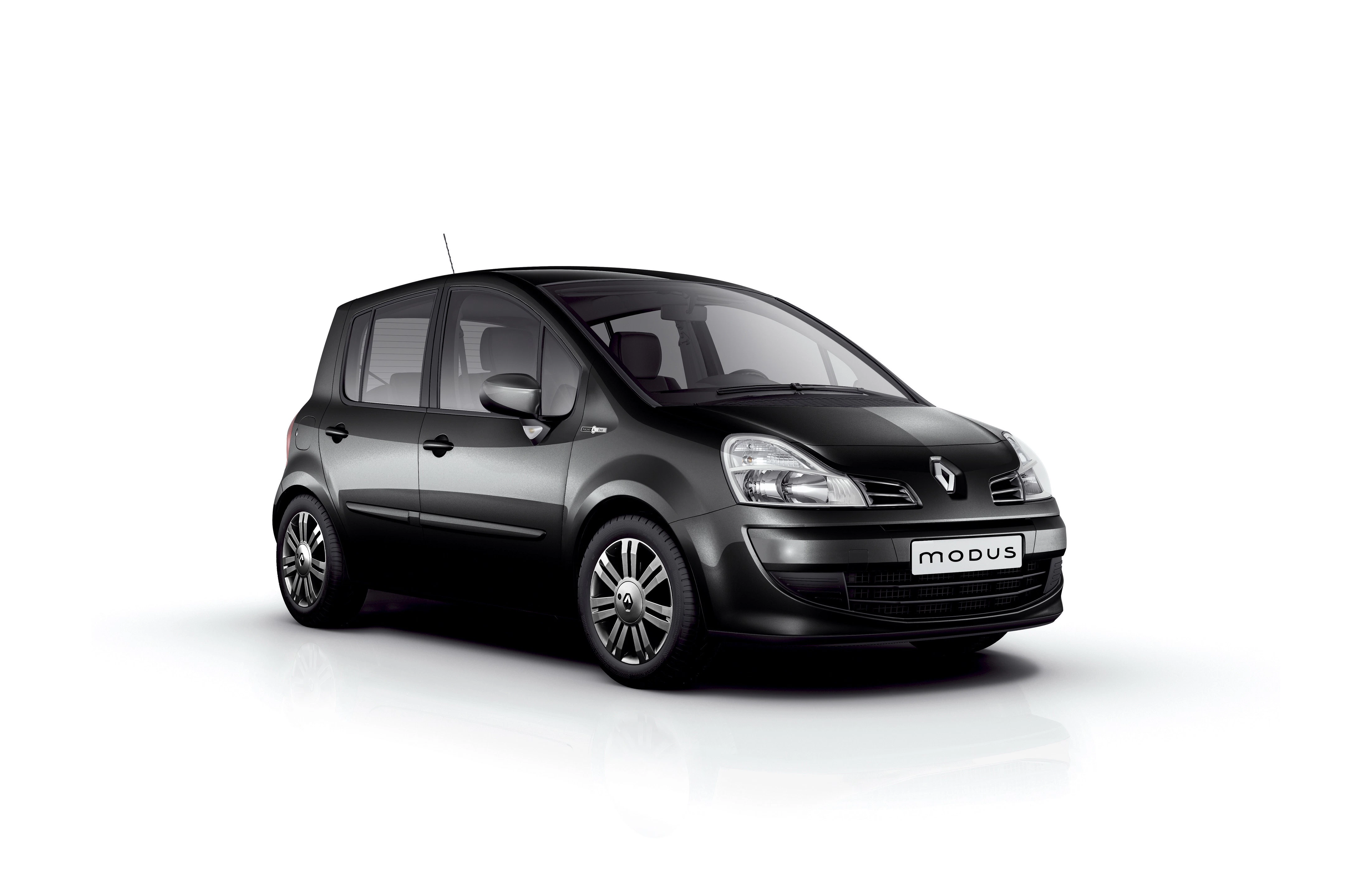 Schwarzer Renault Modus 5-Türer auf weißem Hintergrund, schräg von vorne fotografiert.