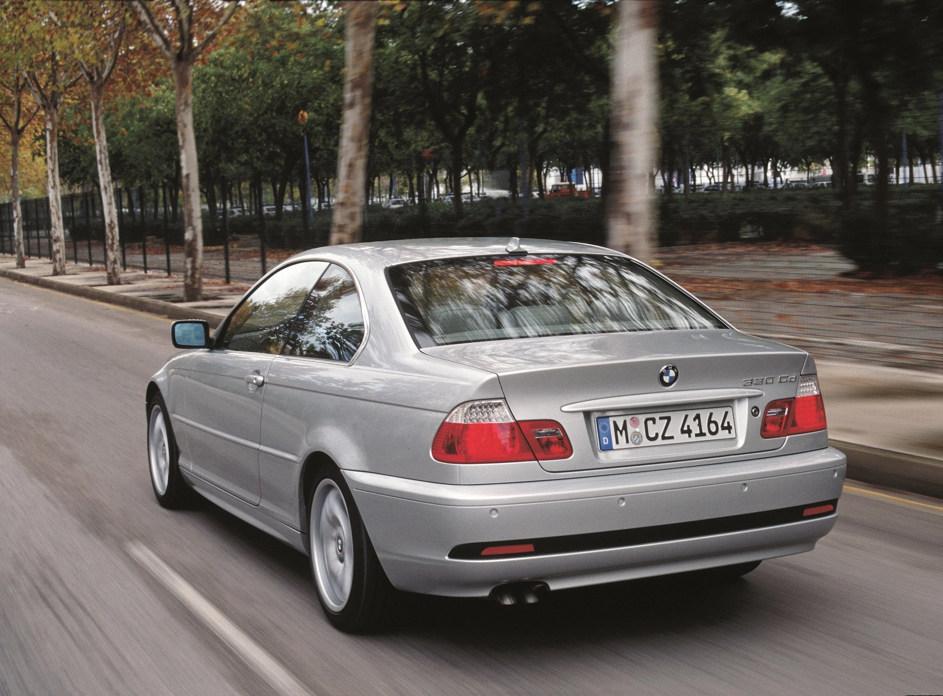 BMW 3er Coupé E46 LCI Aussenansicht Heck schräg dynamisch silber