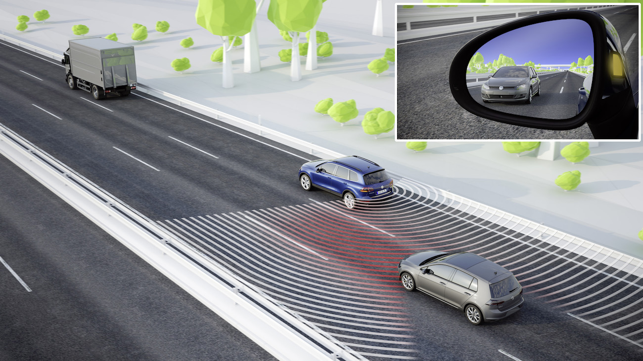 Illustration eines Auto-Assistenzsystems mit Sensoren für den toten Winkel auf einer mehrspurigen Straße, inkl. eines Seitenspiegel-Details.