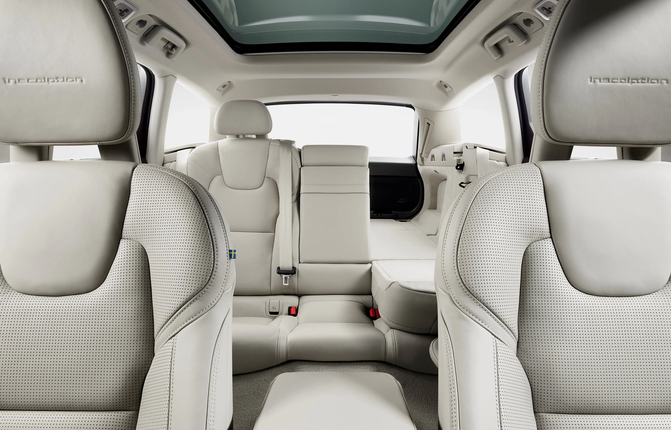 Helles, modernes Autoinnenraumdesign mit beigen Ledersitzen und Glasdach. Klare Linien und hochwertiges, minimalistisches Ambiente.