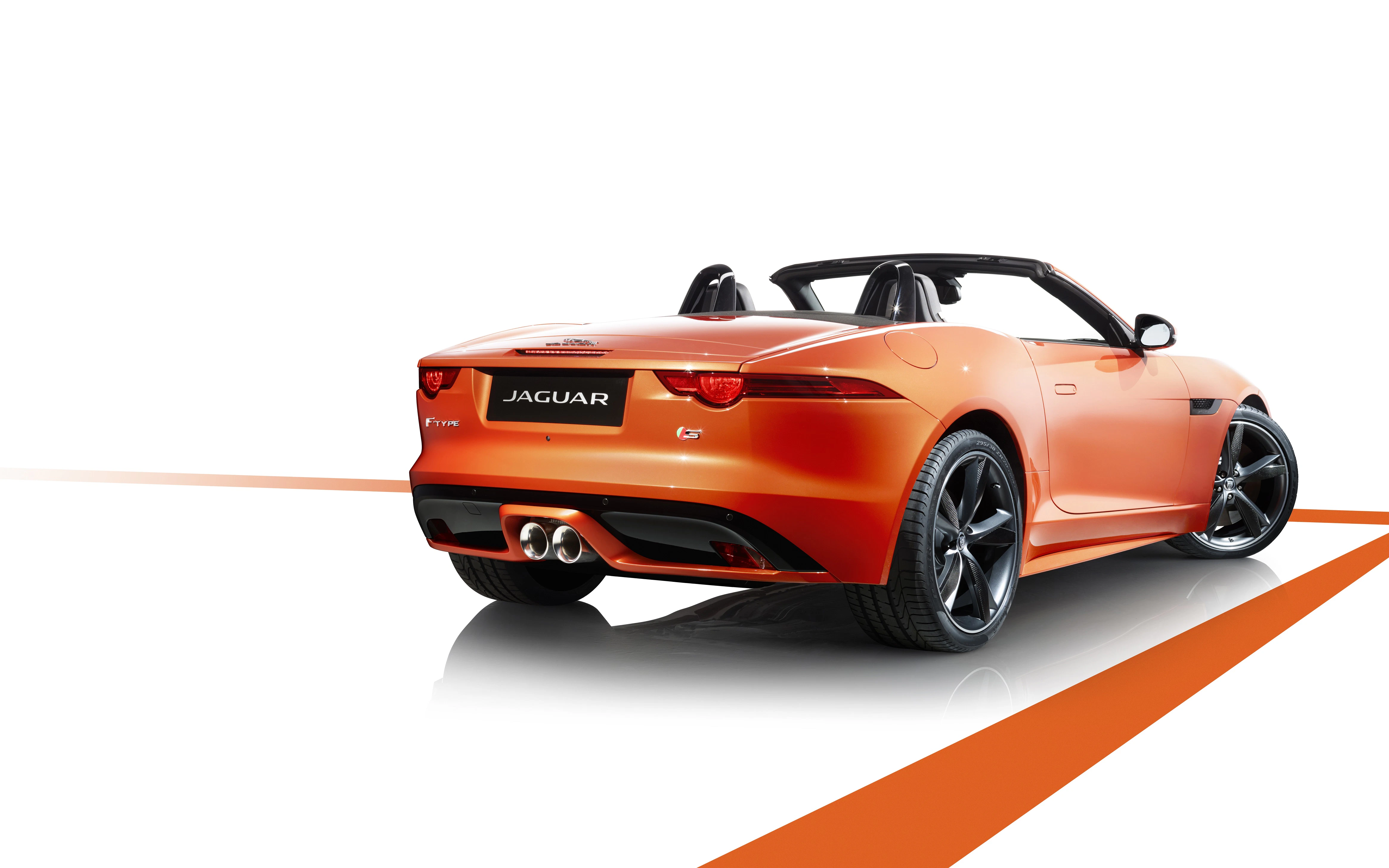 Oranger Jaguar Cabrio von hinten, mit offenem Verdeck, auf weißem Hintergrund und stilisiertem orangem Streifen.