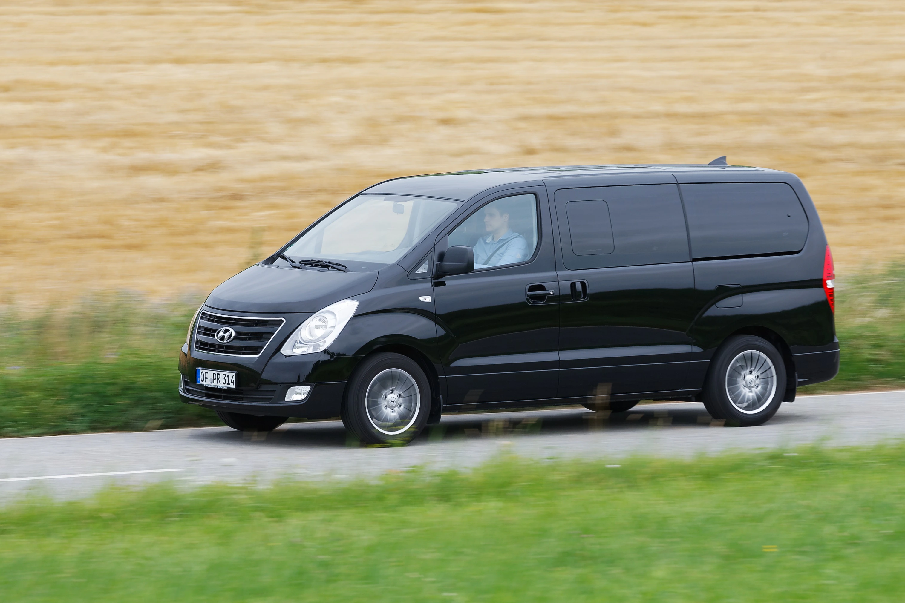 Hyundai H-1 Travel TQ Aussenansicht Front schräg dynamisch schwarz