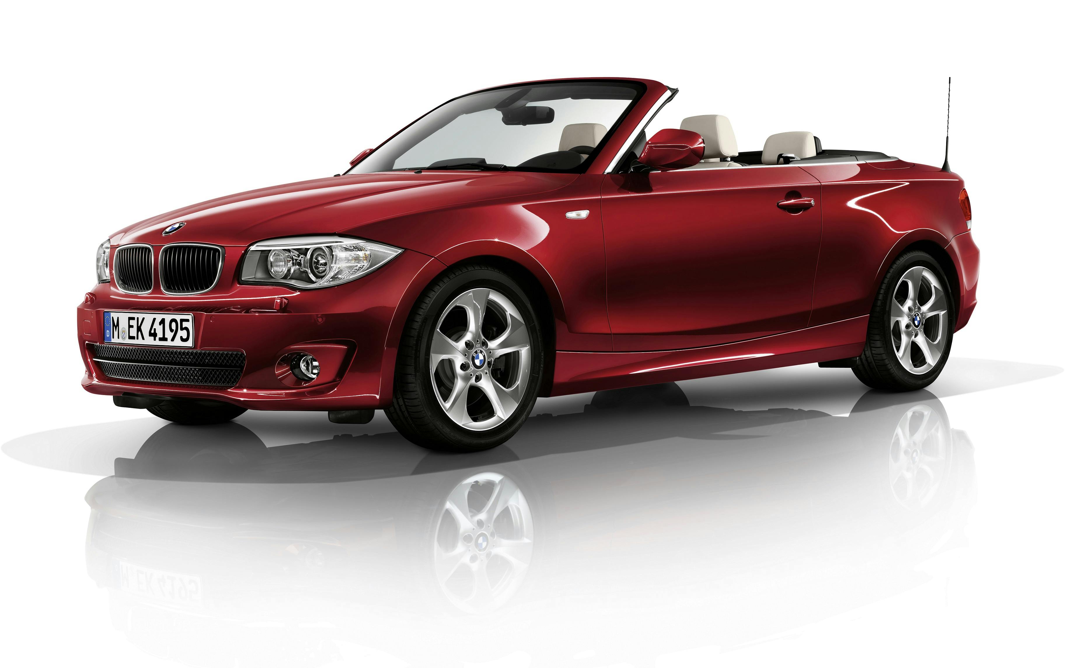 Rotes Cabriolet-Auto auf weißem Hintergrund, mit geöffnetem Verdeck und eleganten Linien, Seitenansicht.