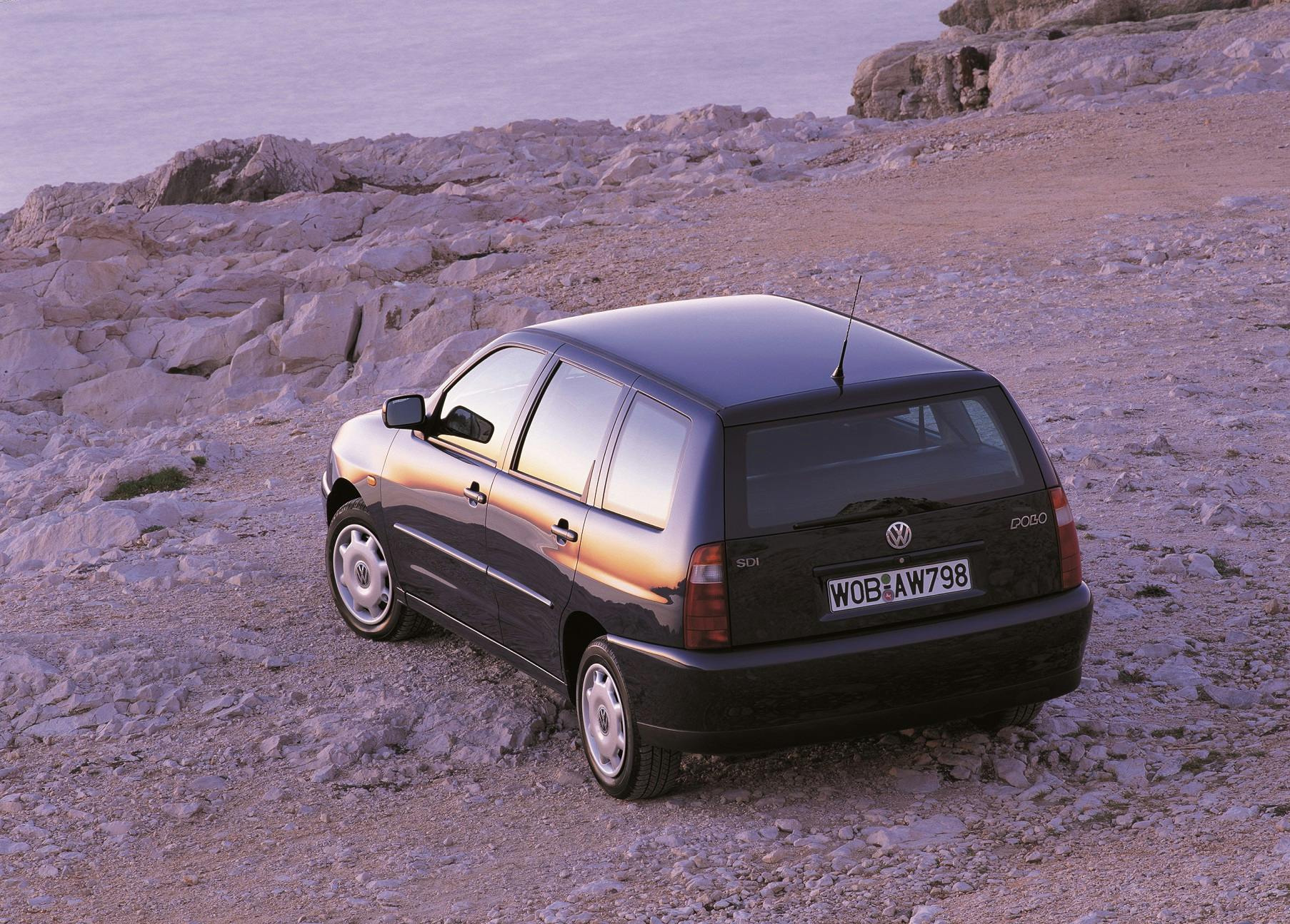 Ein schwarzer Volkswagen Polo steht auf felsigem Gelände bei Sonnenuntergang, mit reflektierendem Licht auf der Karosserie.