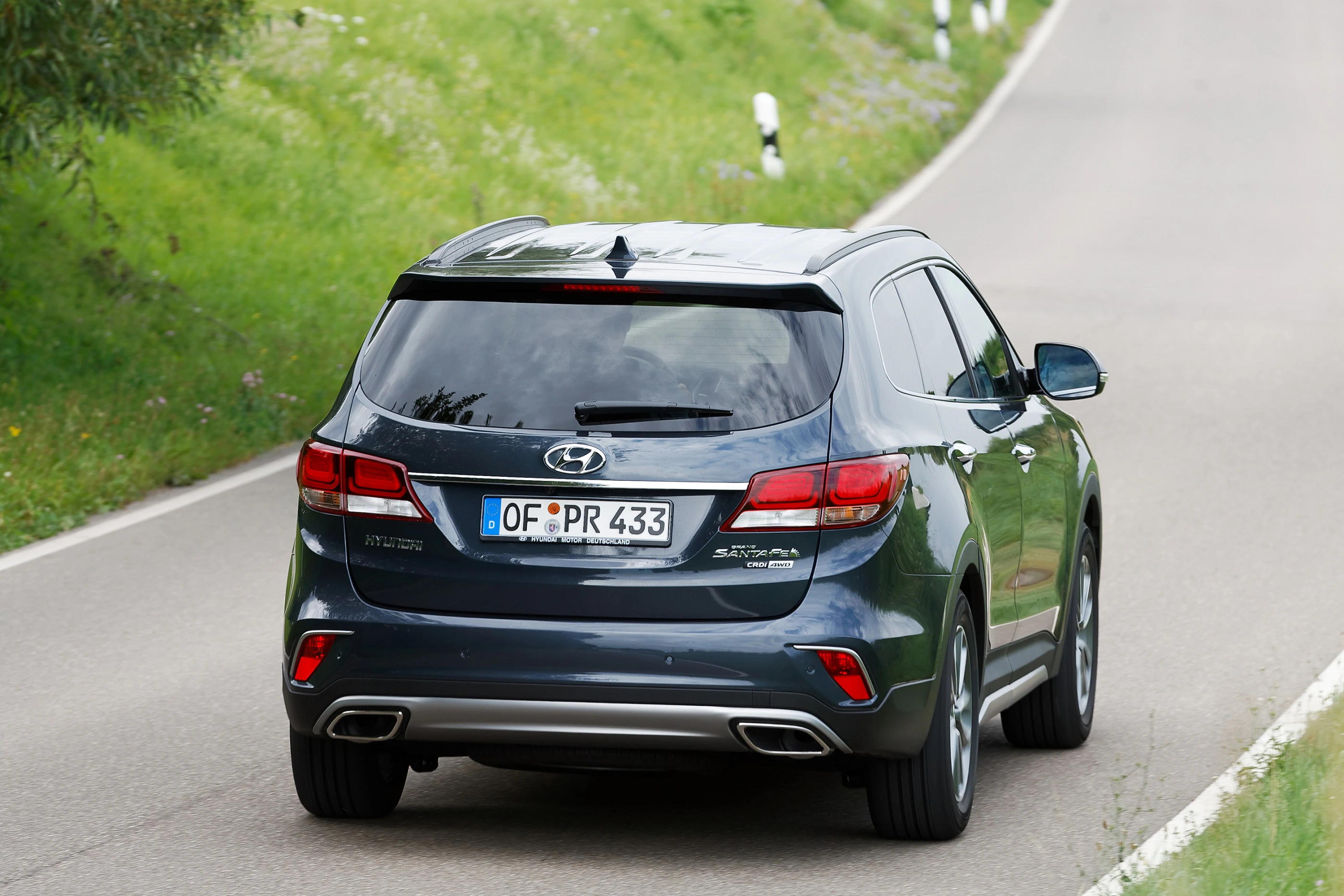 Hyundai Grand Santa Fe DM Aussenansicht Heck dynamisch blau
