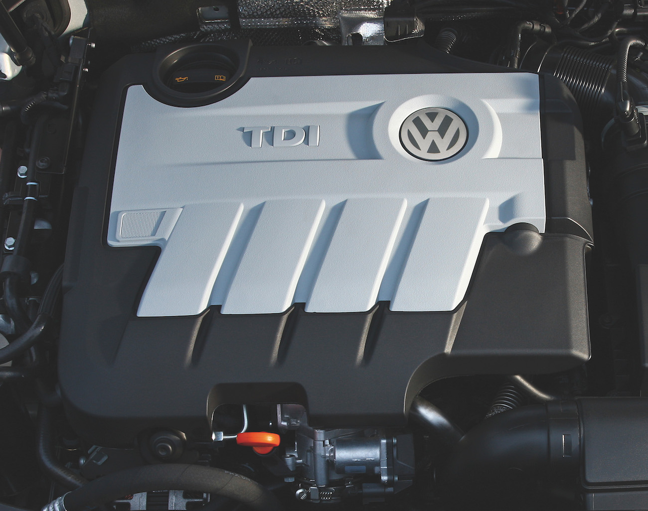 Volkswagen TDI-Motor in Nahaufnahme, silbernes und schwarzes Abdeckungsdesign mit sichtbarem VW-Logo.