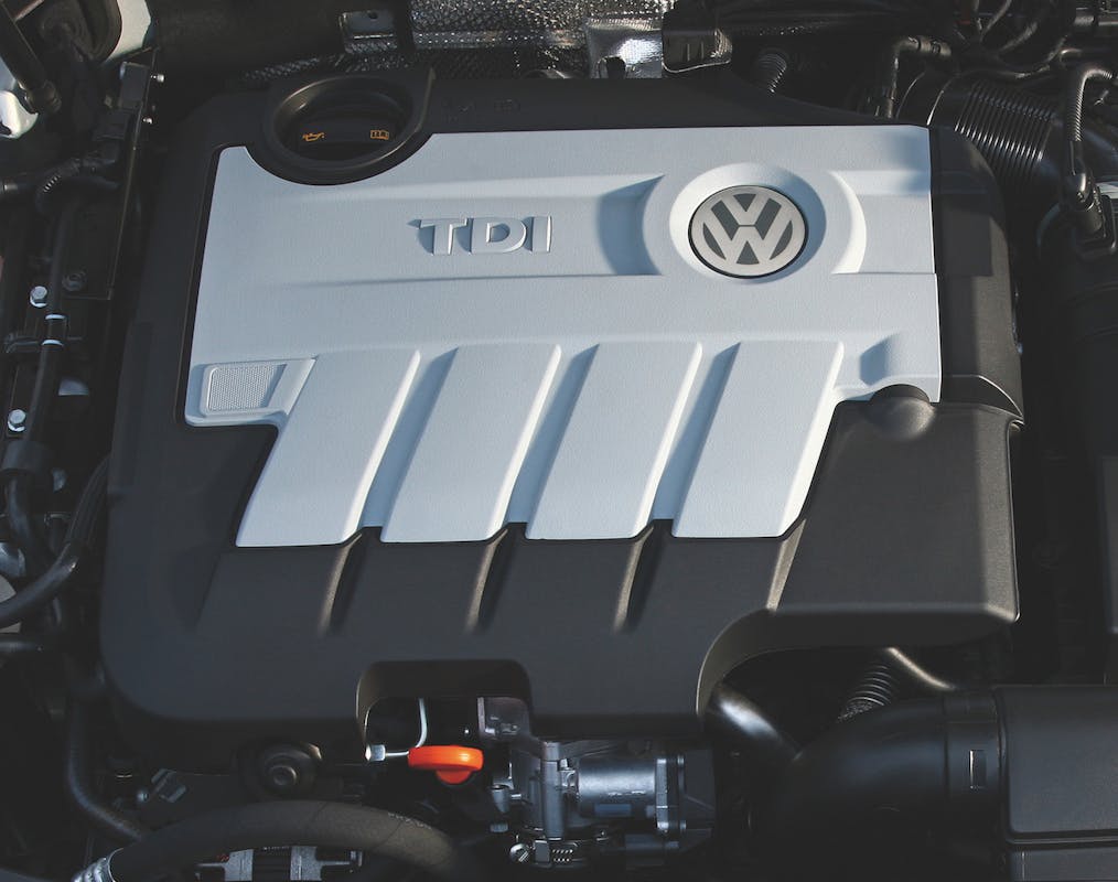 Volkswagen TDI-Motor in Nahaufnahme, silbernes und schwarzes Abdeckungsdesign mit sichtbarem VW-Logo.