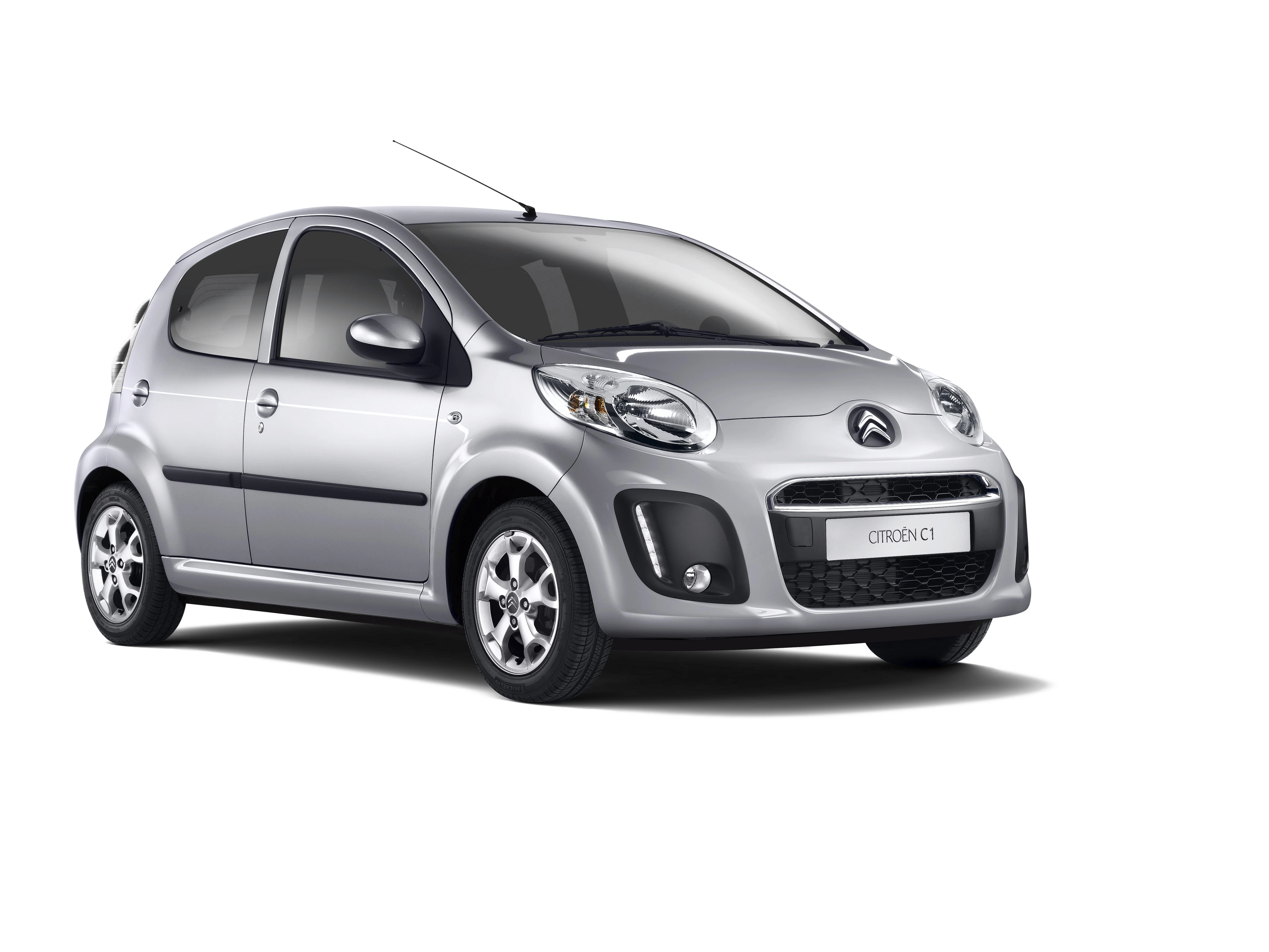 Silberner Citroën C1, Kleinwagen mit fünf Türen, abgebildet von vorne links, auf weißem Hintergrund.