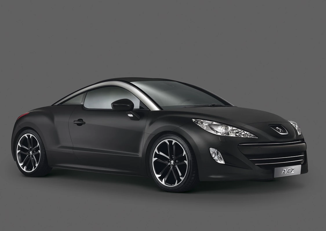 Mattschwarzer Sportwagen mit aerodynamischem Design, großen Leichtmetallrädern und silbernen Details vor grauem Hintergrund.