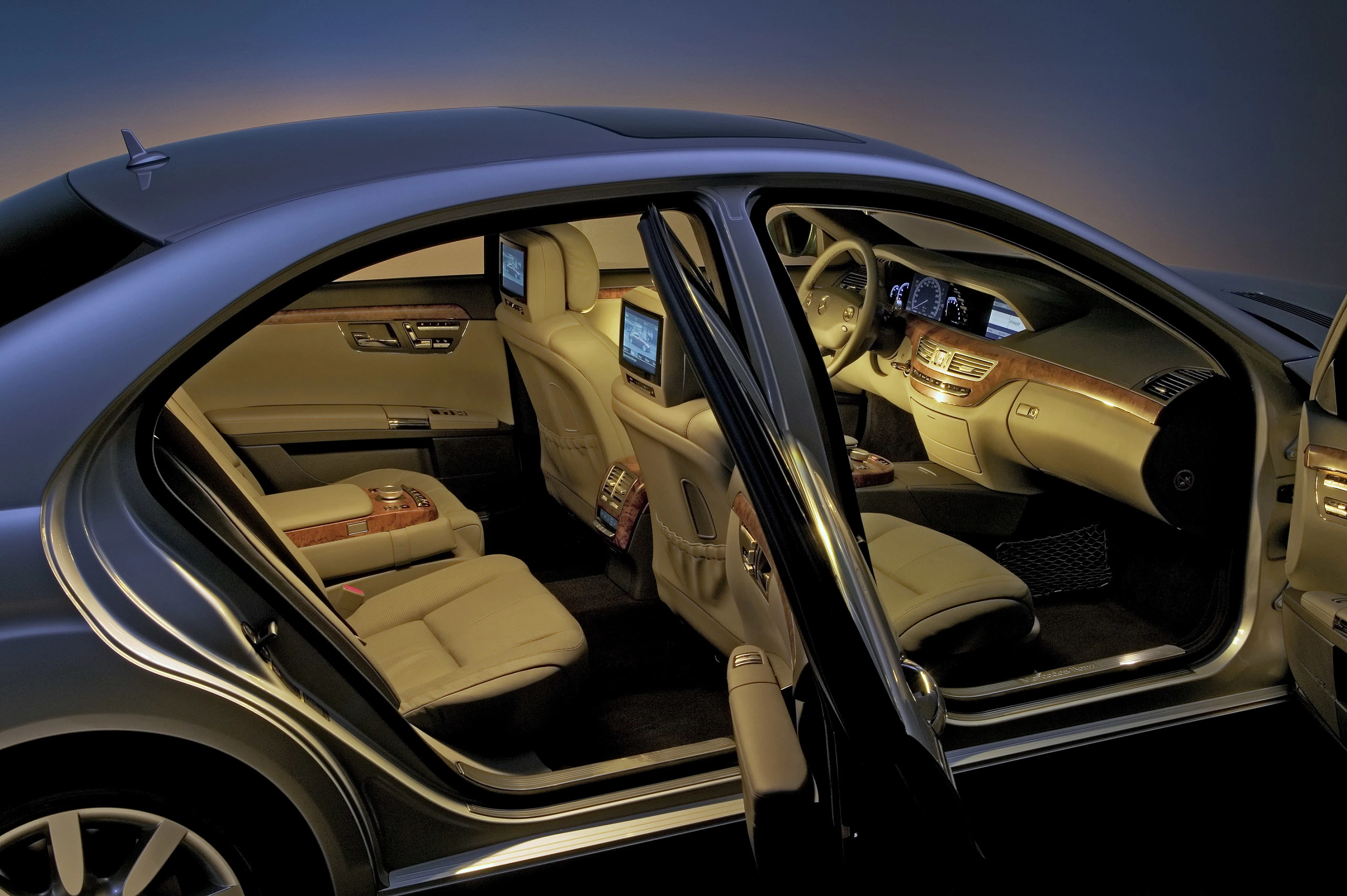 Luxuriöses Auto, Ledersitze, offene Türen, Bildschirme hinten, elegante Innenausstattung, Holzverkleidung.