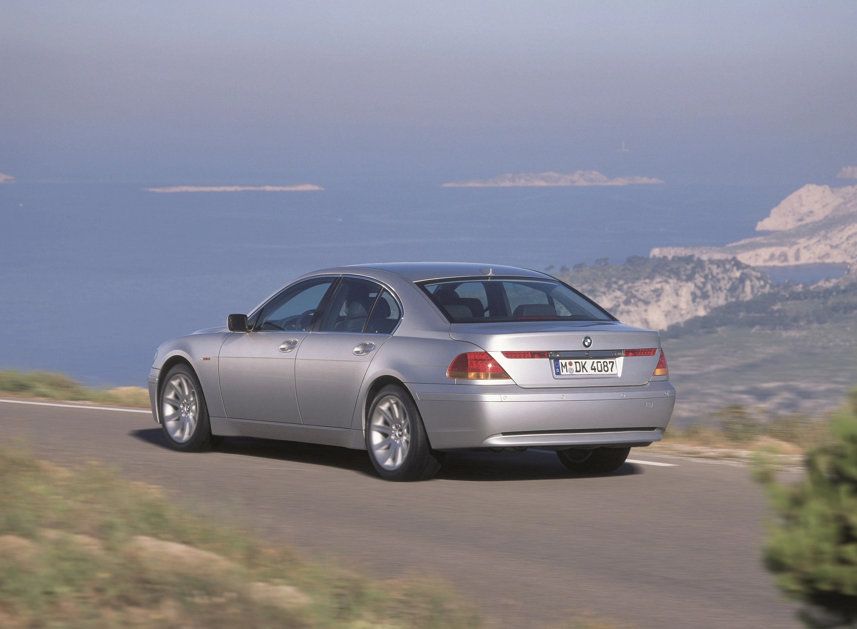 BMW 7er Limousine E65 Aussenansicht Heck schräg statisch grau