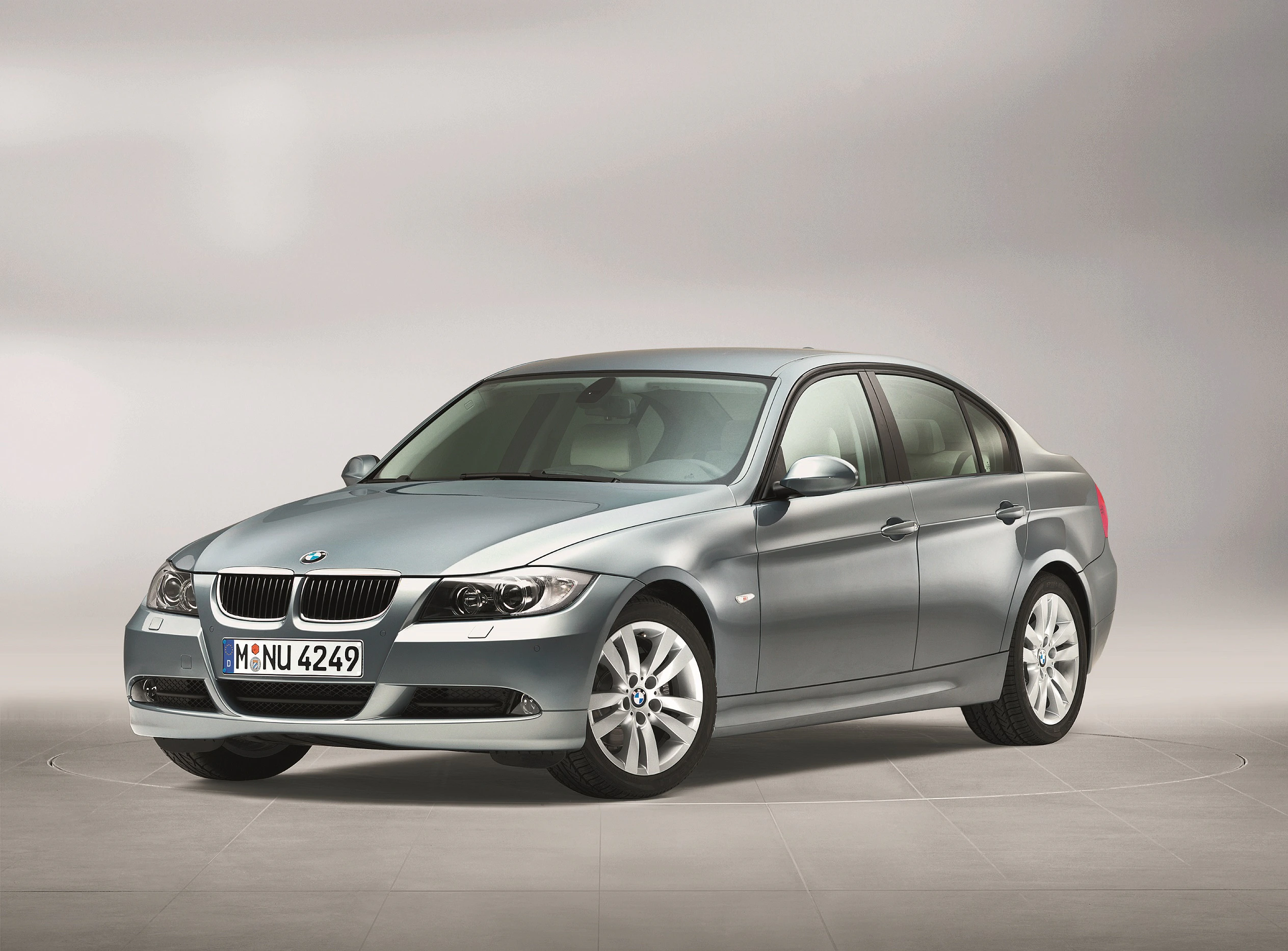 BMW 3er Limousine Aussenansicht Front schräg statisch grau