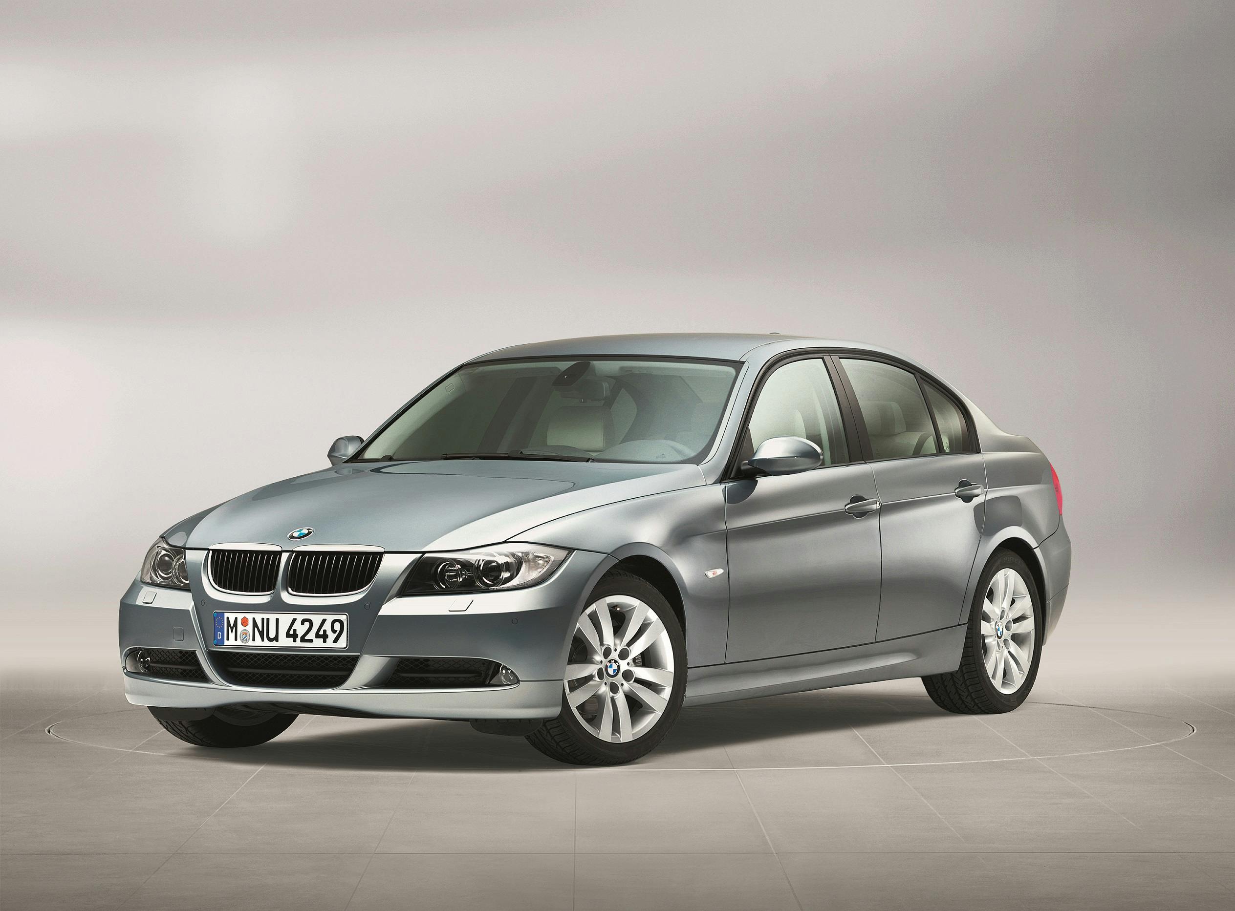 BMW 3er Limousine Aussenansicht Front schräg statisch grau