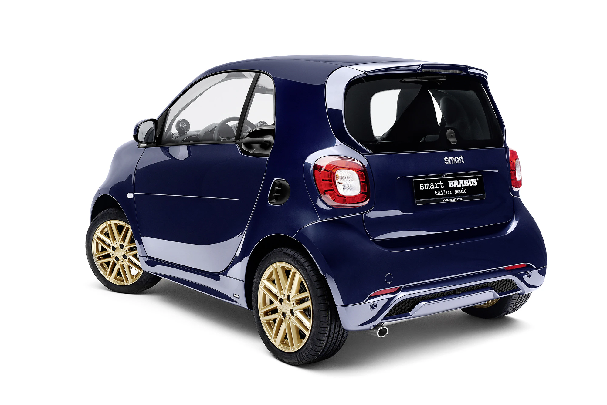 Blauer Smart Brabus mit goldenen Felgen, Ansicht von hinten und seitlich. Kompaktes Stadtfahrzeug auf weißem Hintergrund.