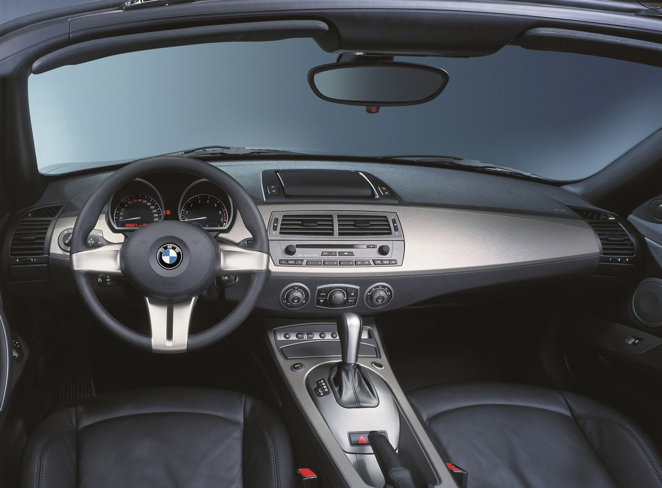 BMW Z4 Roadster E85 Innenansicht statisch Studio Vordersitze und Armaturenbrett fahrerseitig