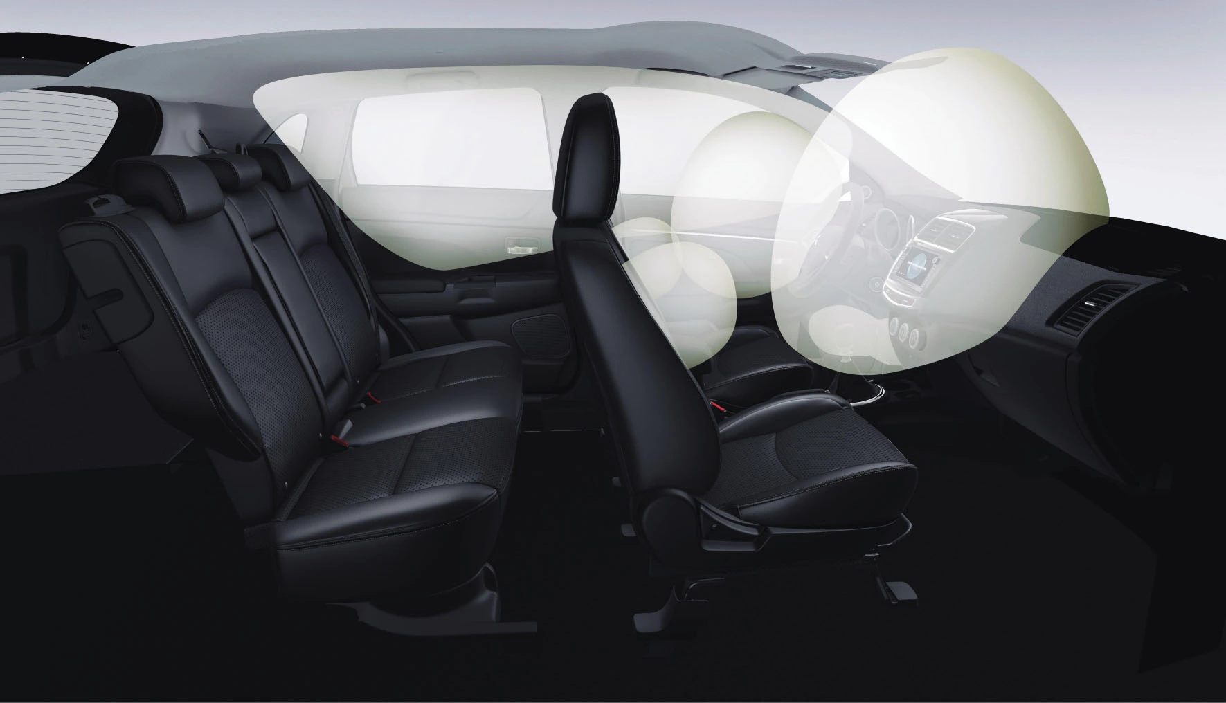 Auto-Innenraum mit ausgelösten Airbags auf Fahrer- und Beifahrersitz sowie Seitenairbags. Schwarze Ledersitze und helle Airbags sichtbar.