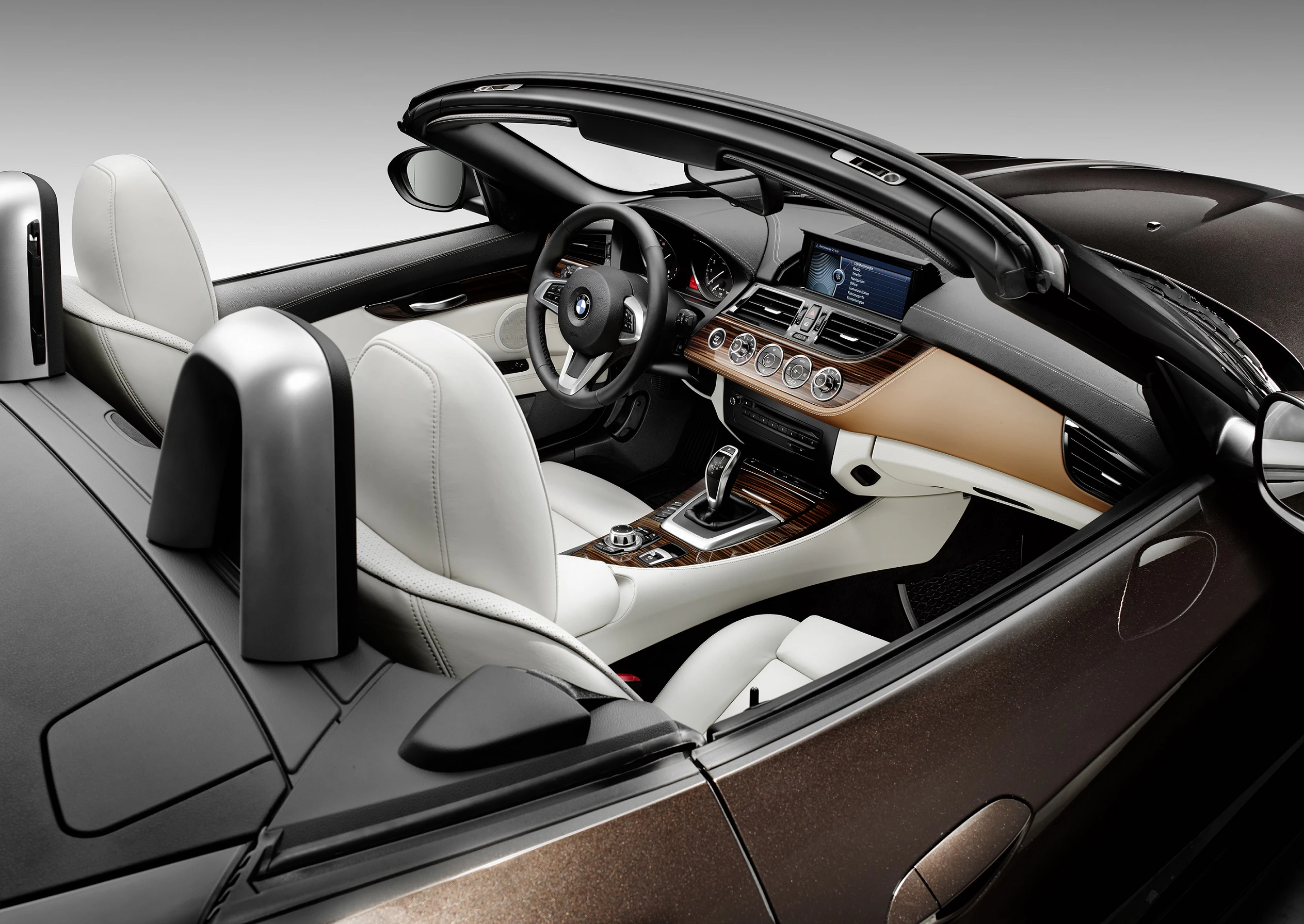 Luxuriöses Cabriolet mit beigem Lederinterieur, modernem Armaturenbrett und offenem Verdeck. Perfekt für stilvolles Fahren.