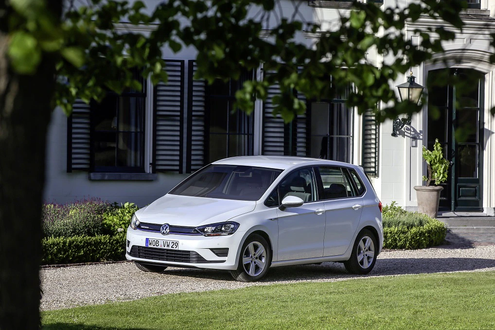 VW Golf Sportsvan Aussenansicht Front schräg statisch weiss