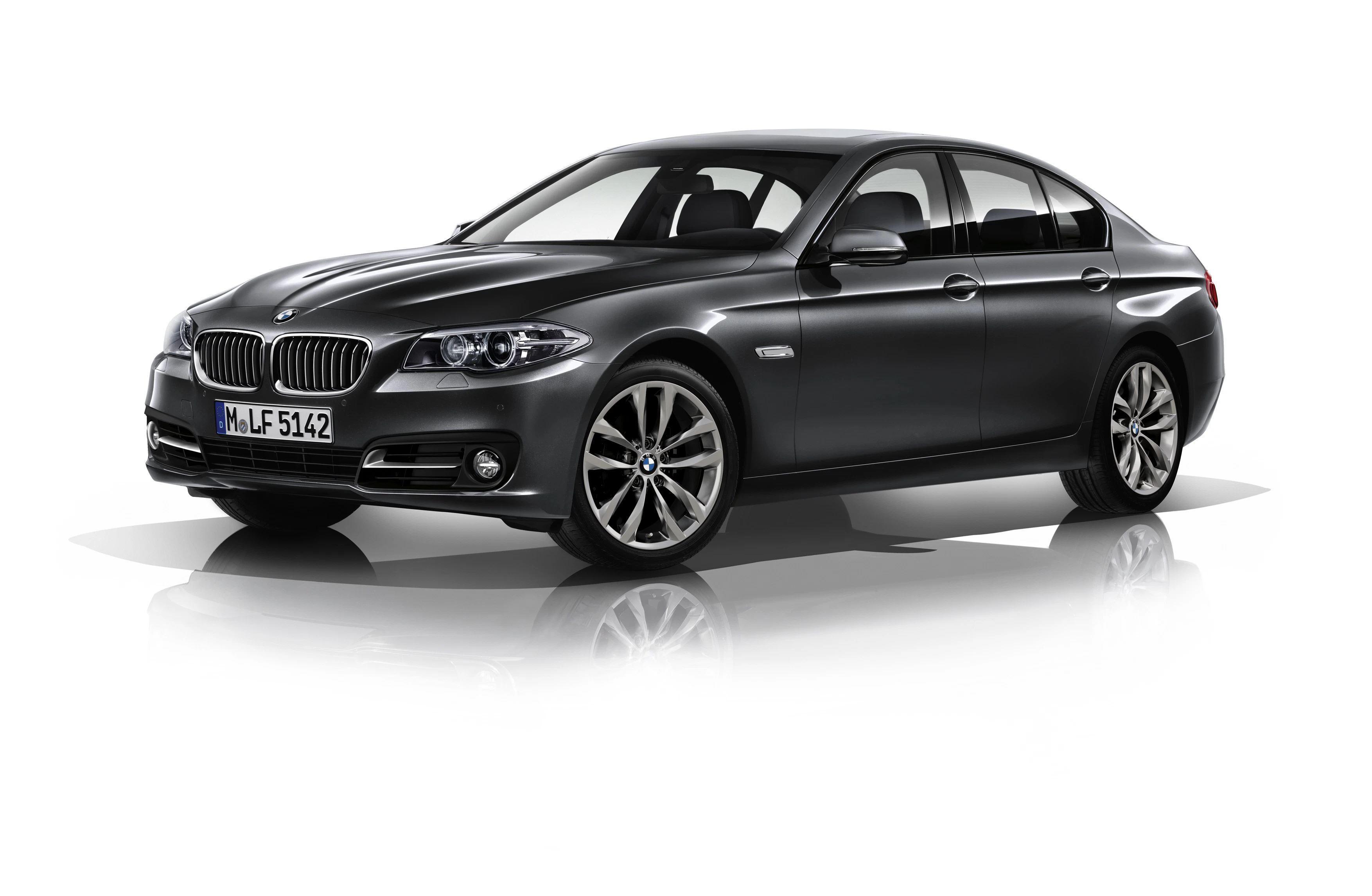 Dunkelgrauer BMW 5er Limousine, seitliche Ansicht, auf weißem Hintergrund, mit reflektierenden Felgen und elegantem Design.