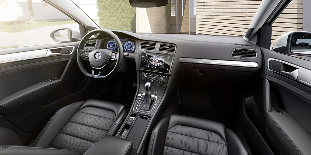 Innenraum eines modernen Autos mit elegantem Design, Lederpolstern, Lenkrad, Display und Mittelkonsole.