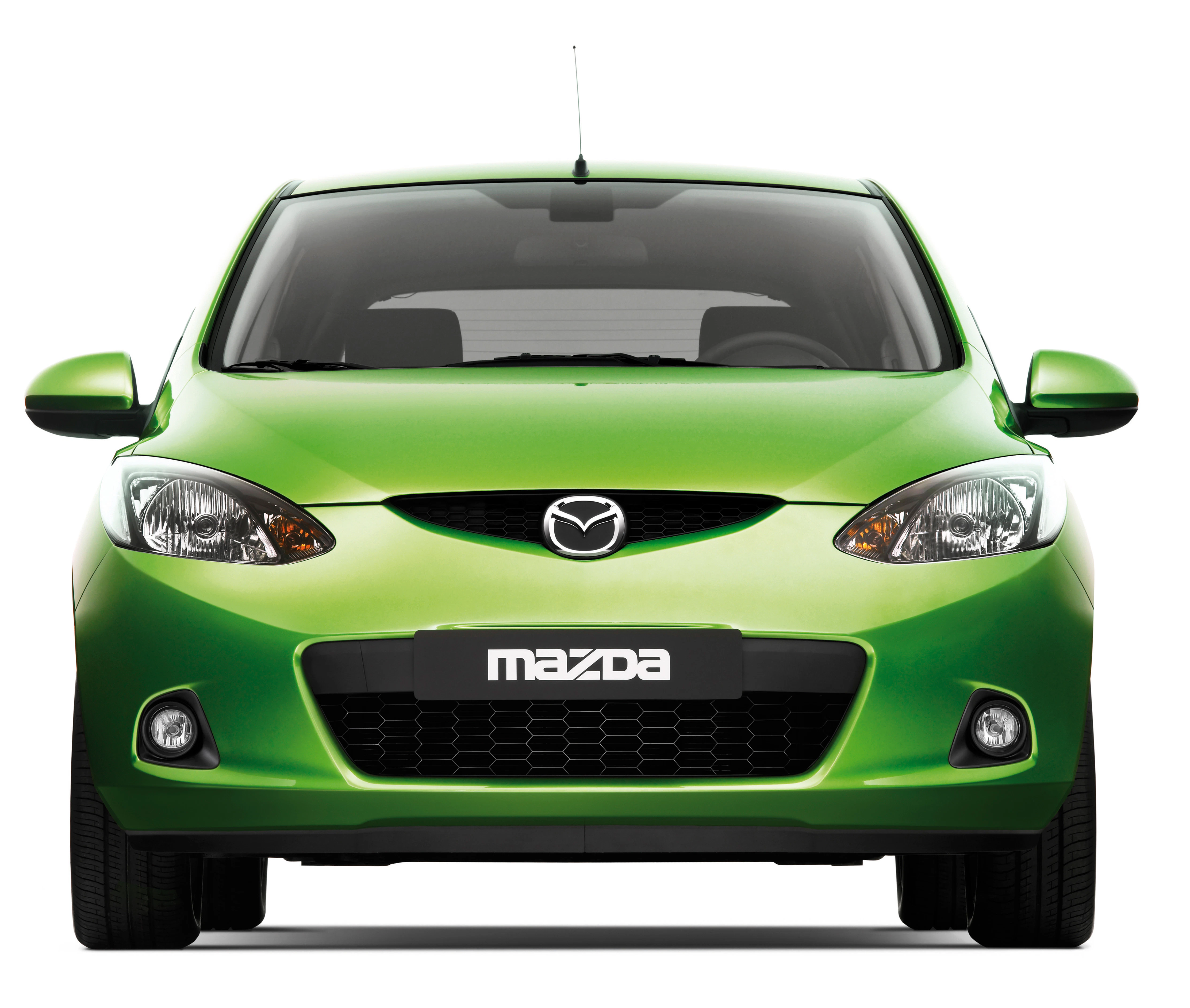 Grüner Mazda-Kompaktwagen von vorne, mit sichtbarem Mazda-Logo und markanten Scheinwerfern auf weißem Hintergrund.