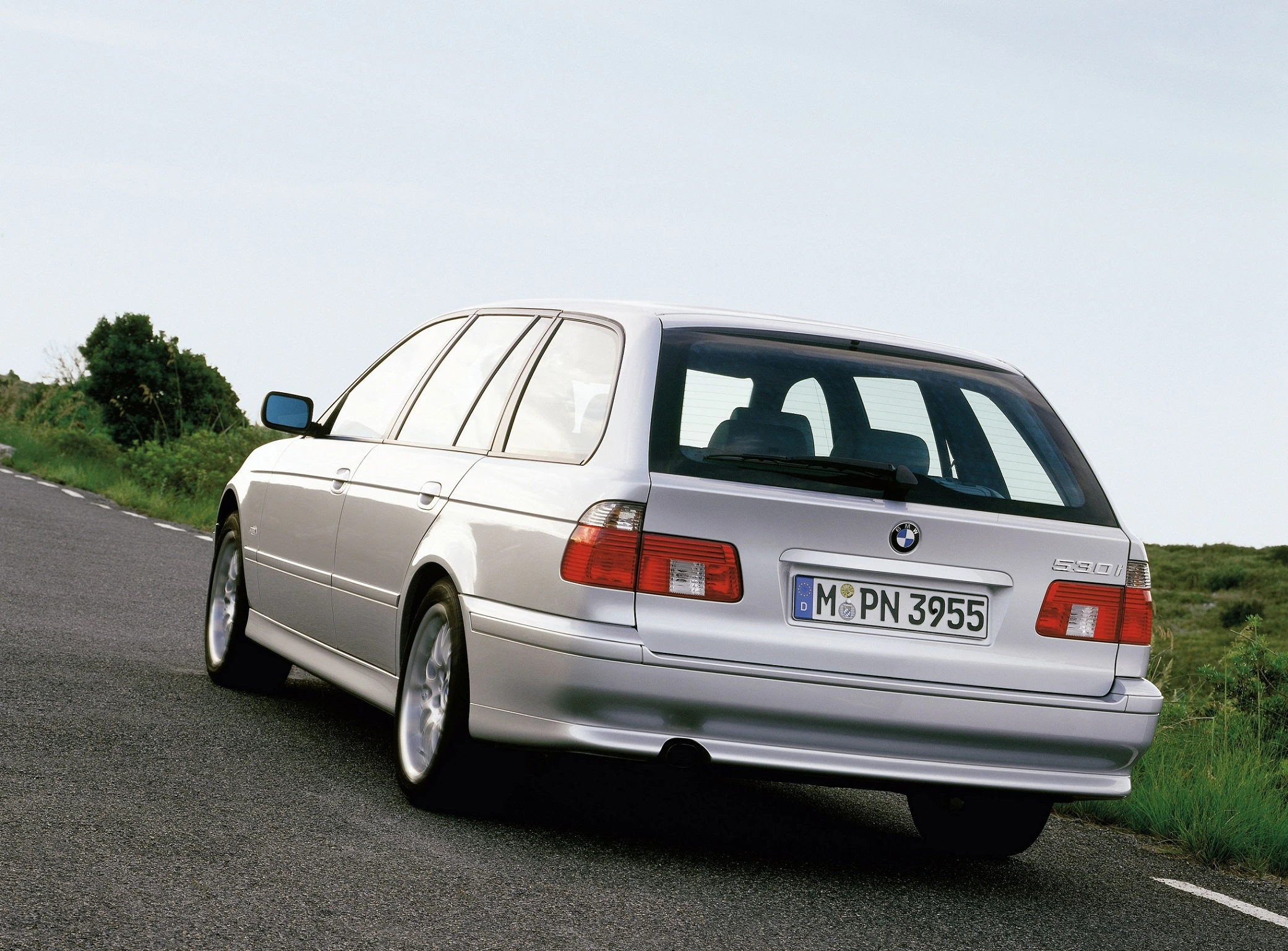 BMW 5er Touring E39 LCI Aussenansicht Heck schräg dynamisch silber