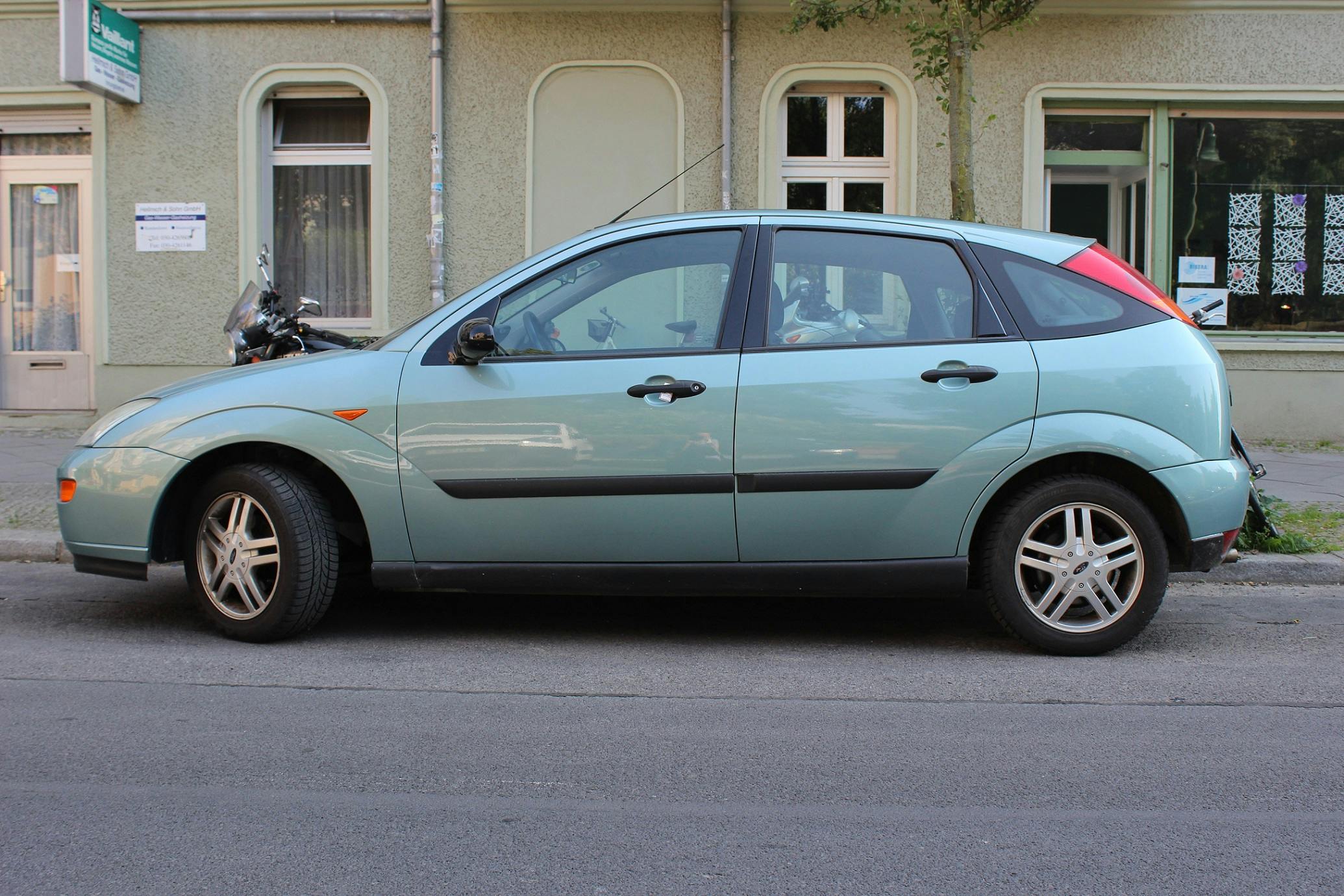 Ford Focus Mk1 Aussenansicht Seite statisch blau