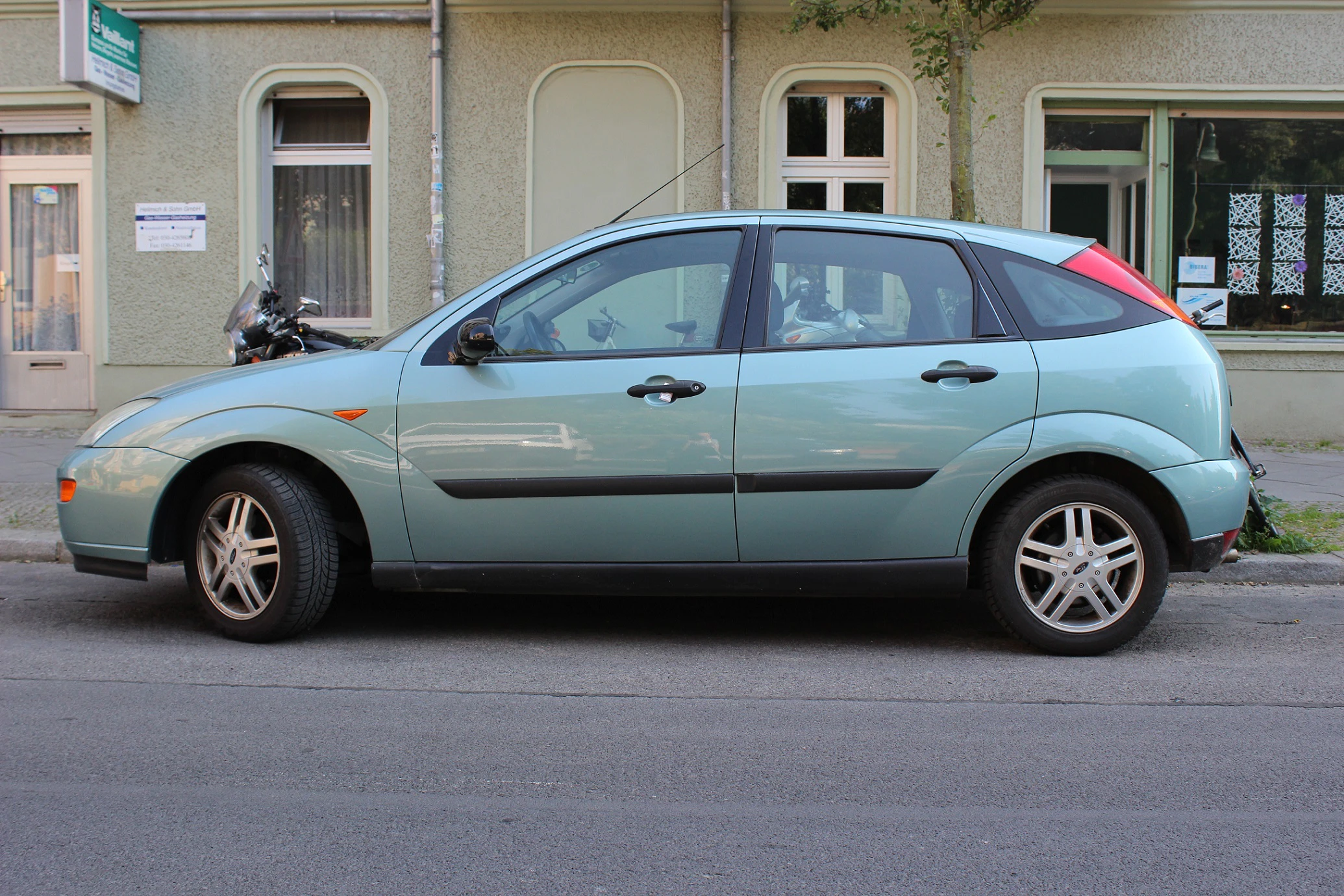 Ford Focus Mk1 Aussenansicht Seite statisch blau