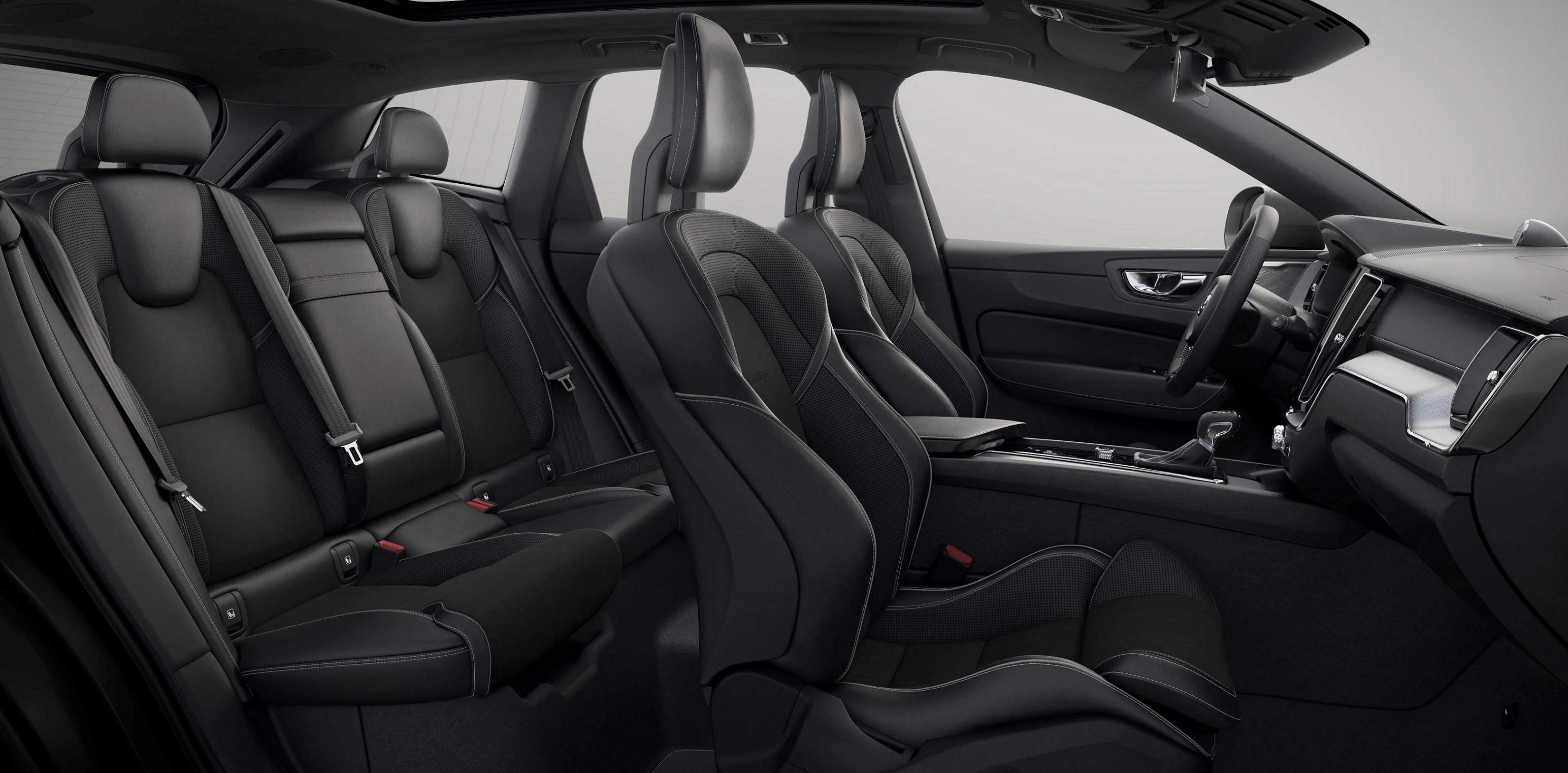 Schwarzes Auto-Innenraum mit Ledersitzen, sportlichem Design, Mittelkonsole und Armaturenbrett. Sitzplätze für Fahrer und Beifahrer sichtbar.