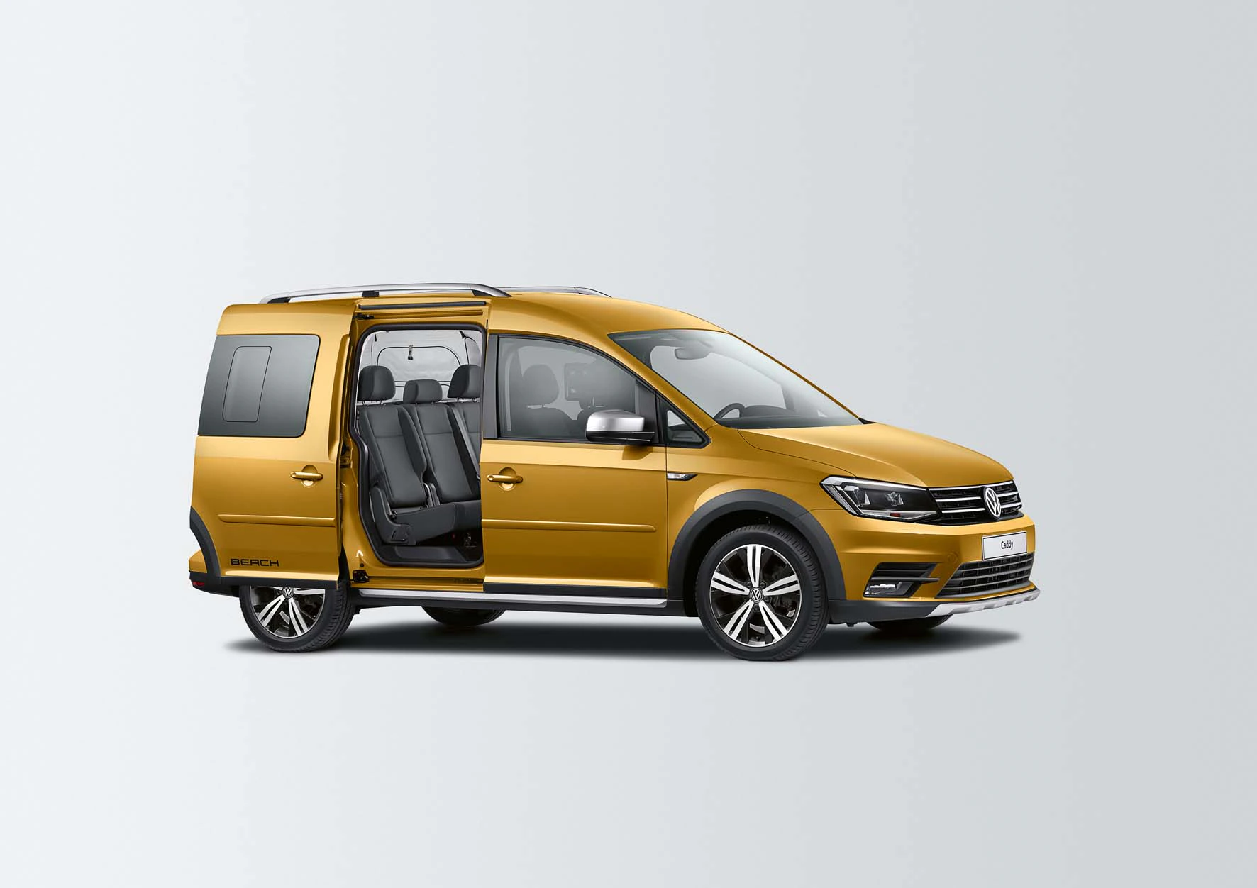 Goldener Van mit offenem Schiebetür, seitlich von links zu sehen. Modernes Design, fünf Sitze gelb hervorgehoben. Helle Hintergrundfarbe.