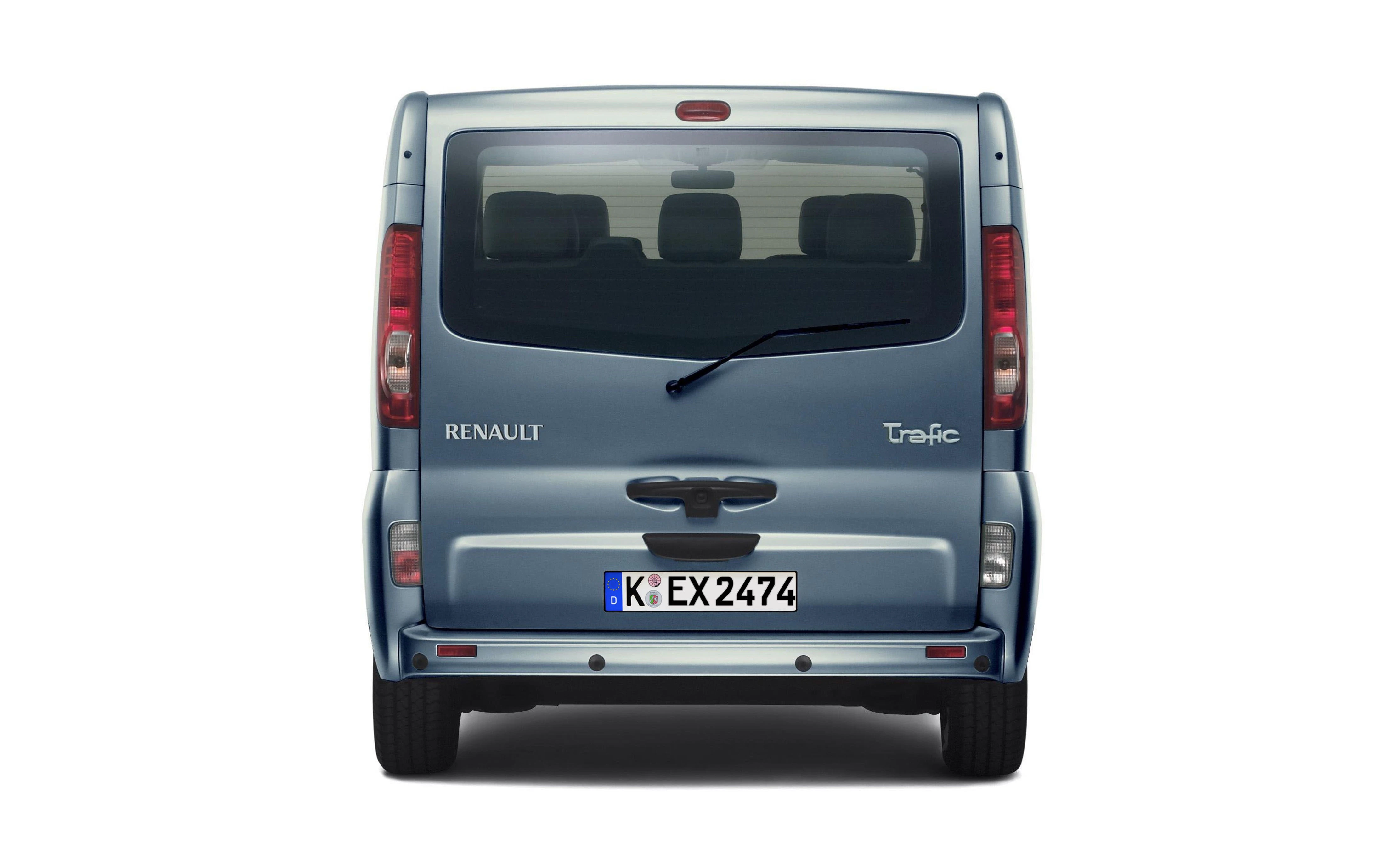 Rückansicht eines blauen Renault Trafic Vans mit deutschem Kennzeichen, vier roten Rücklichtern und Heckscheibenwischer.