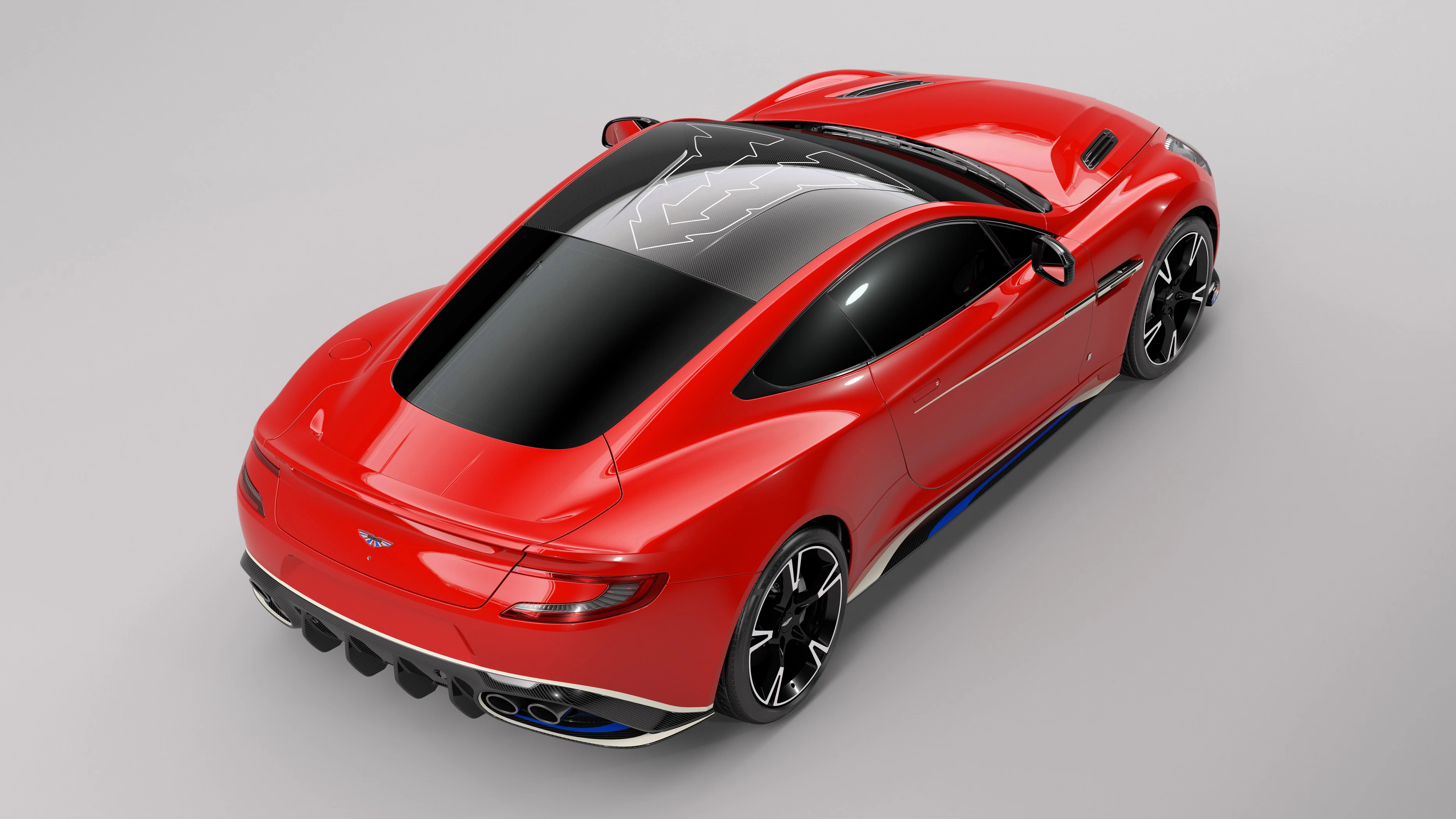 Rotes Sportcoupé mit glänzendem Lack, Sicht von hinten oben. Schwarzes Dach und aerodynamische Linien auf hellem Hintergrund.