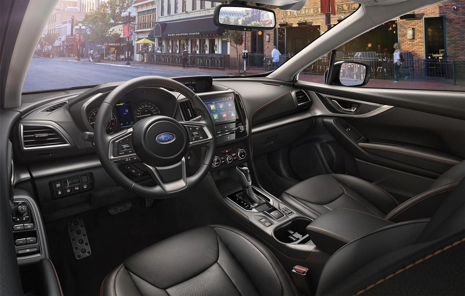 Innenraum eines modernen Autos mit Ledersitzen, einem digitalen Armaturenbrett und einem zentralen Touchscreen in einer städtischen Umgebung.