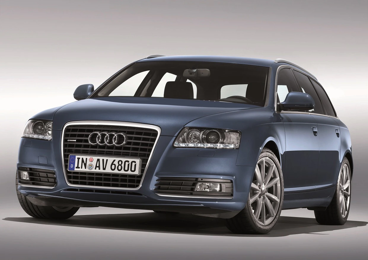 Blauer Audi A6 Avant, Front- und Seitenansicht, auf grauem Hintergrund. Deutsche Kennzeichen, stilvolles Design mit Aluminiumfelgen.