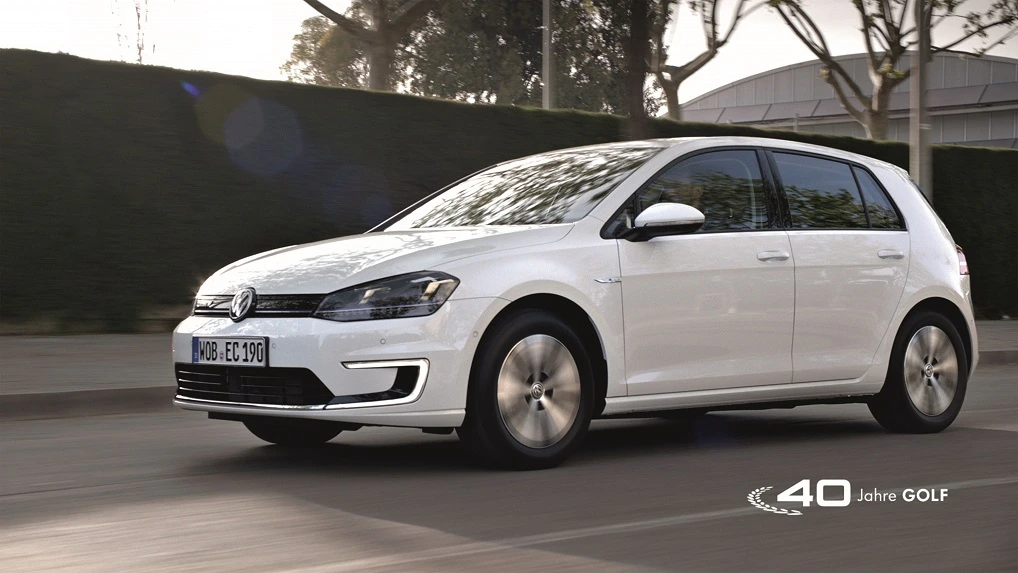 VW Golf 7 e-Golf Aussenansicht Front schräg dynamisch weiss
