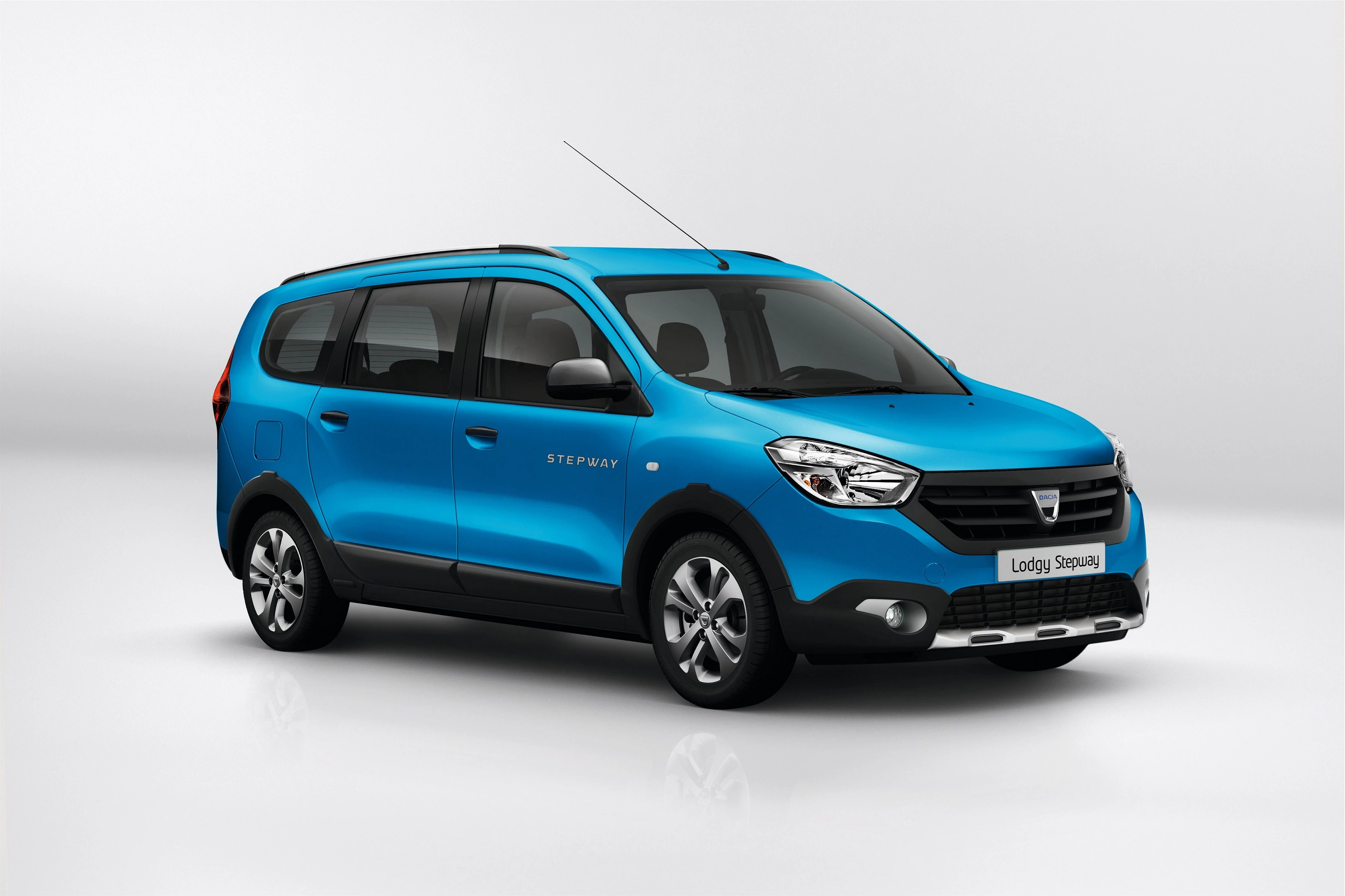 Blaue Dacia Lodgy Stepway Großraumlimousine, seitliche Ansicht auf weißem Hintergrund.
