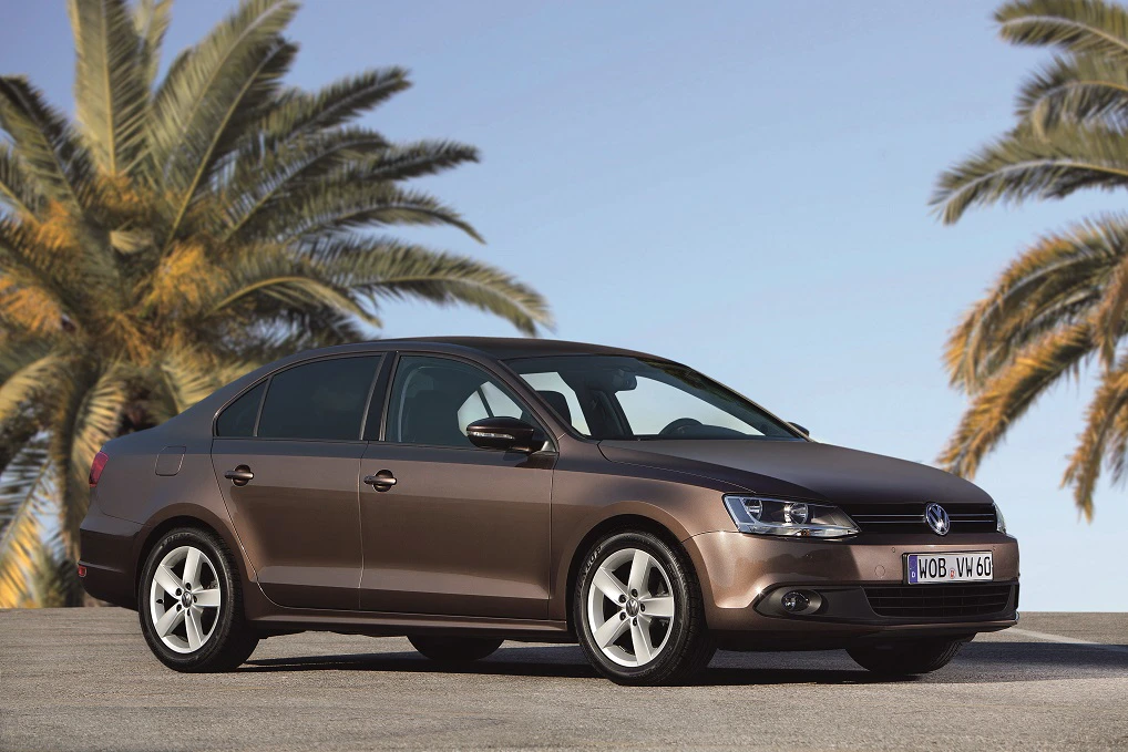 VW Jetta 6 Aussenansicht Front schräg statisch braun