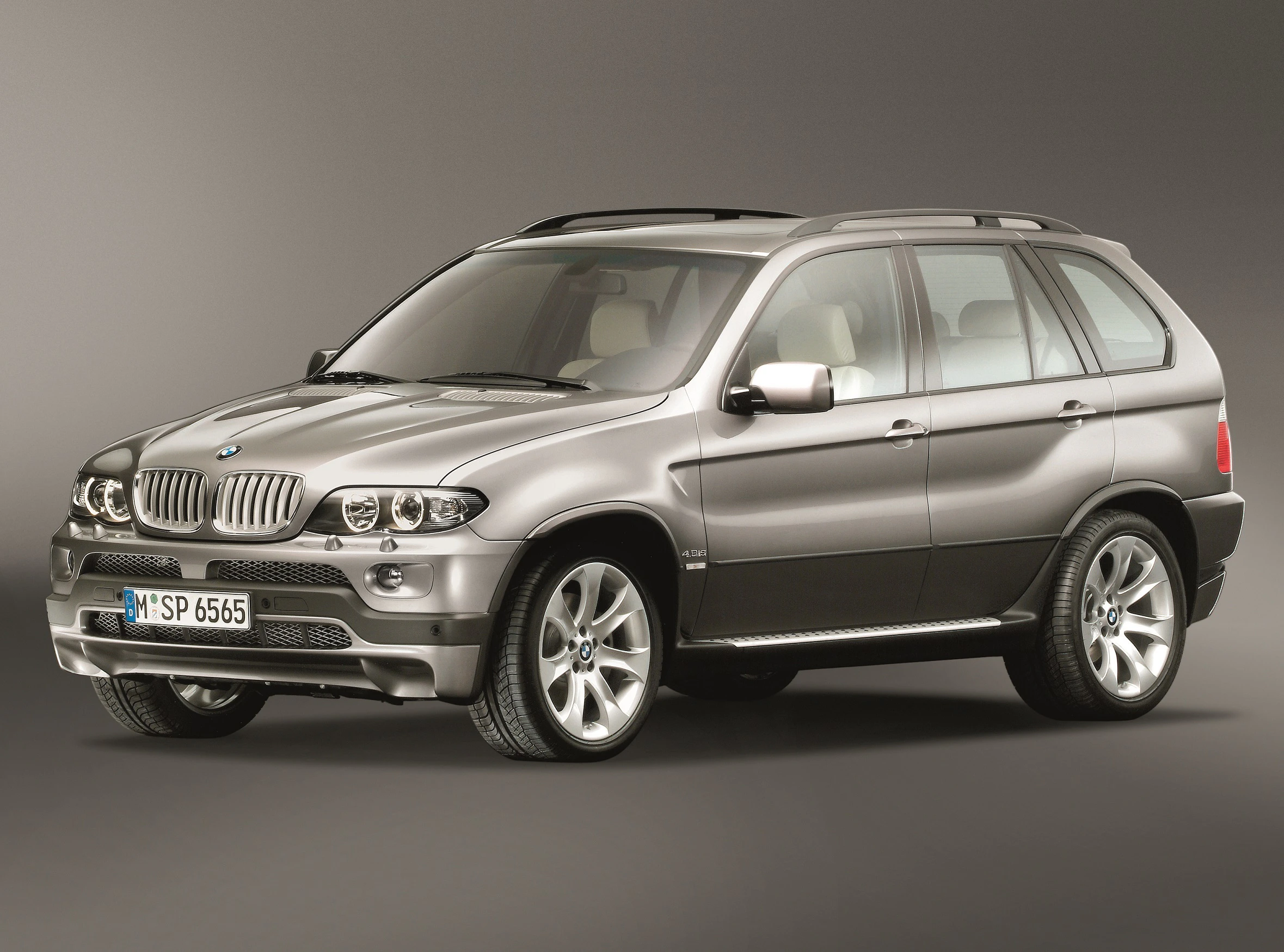 BMW X5 E53 Aussenansicht Front schräg statisch Studio braun