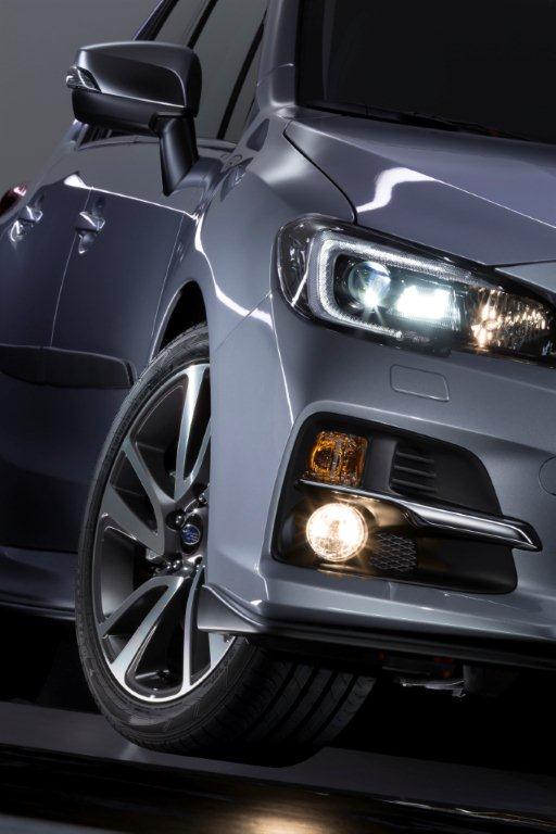 Silbergraues Auto in Nahaufnahme, zeigt Scheinwerfer und Vorderrad, mit reflektierender Oberfläche und glänzendem Lack.